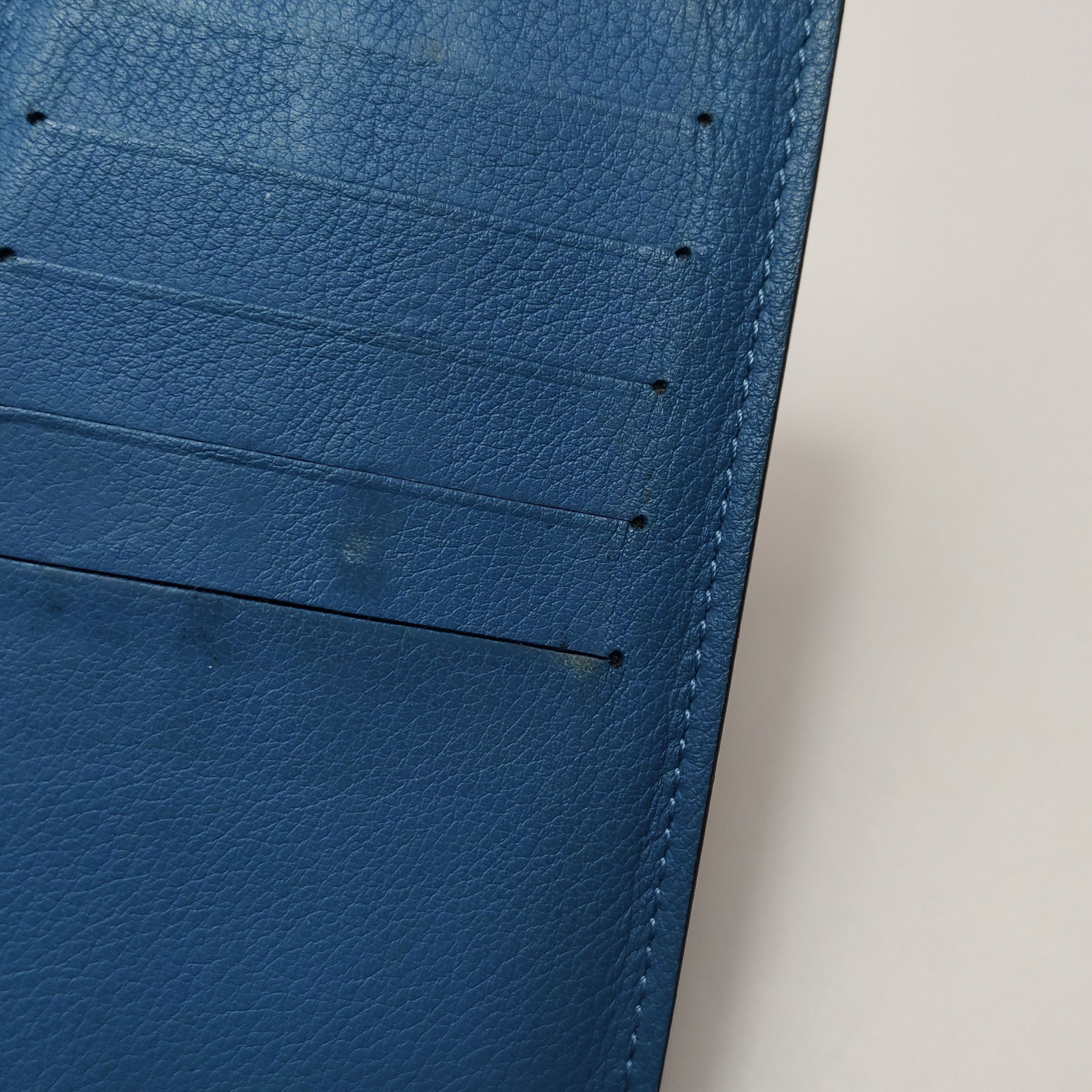 Louis Vuitton Louis Vuitton (LV) Brazza leather solid color bi-fold walle Size ONE SIZE - 6 Thumbnail