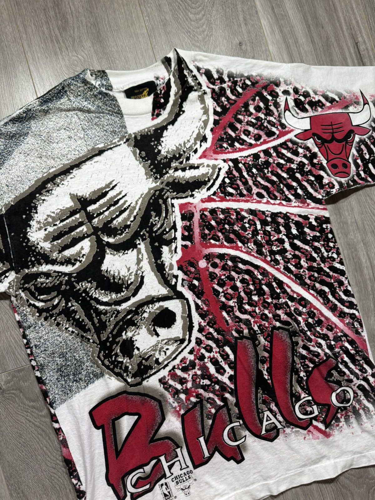 NBA Vintage 90s Chicago Bulls NBA Bulls All Over Print Tee Size US L / EU 52-54 / 3 - 5 Thumbnail