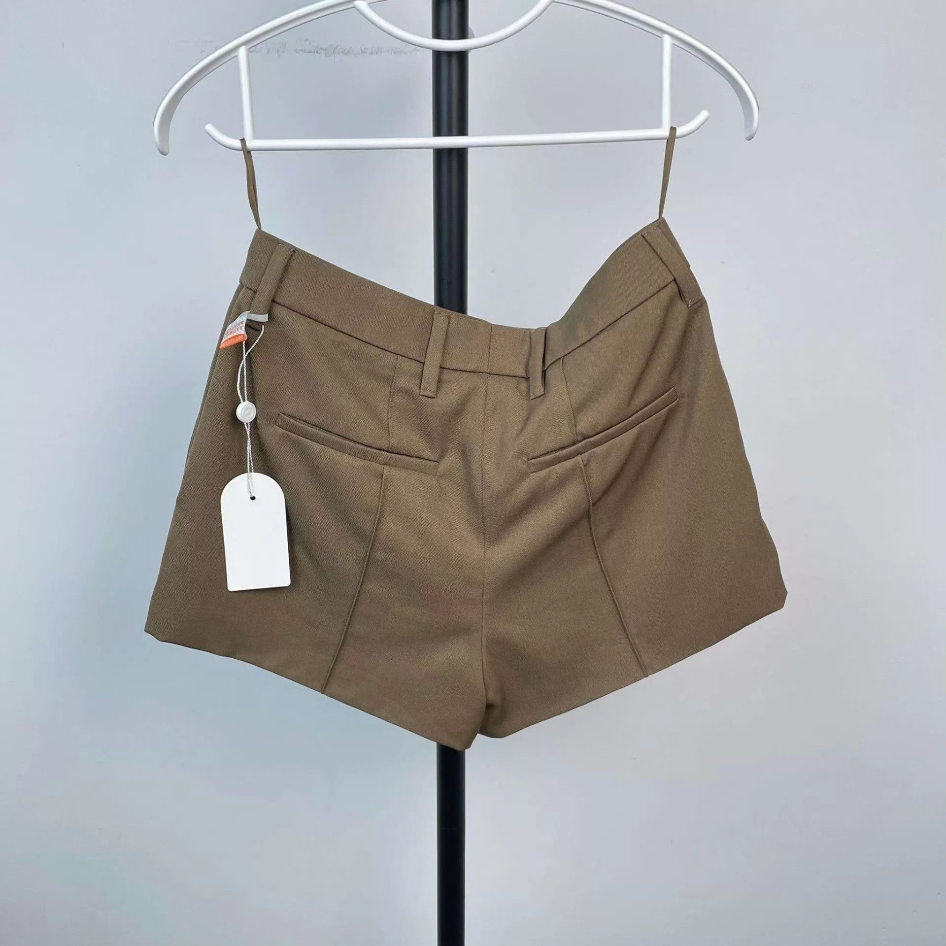 Prada Prada 36 beige shorts 2023 Size 25" / US 0 / IT 36 - 2 Thumbnail