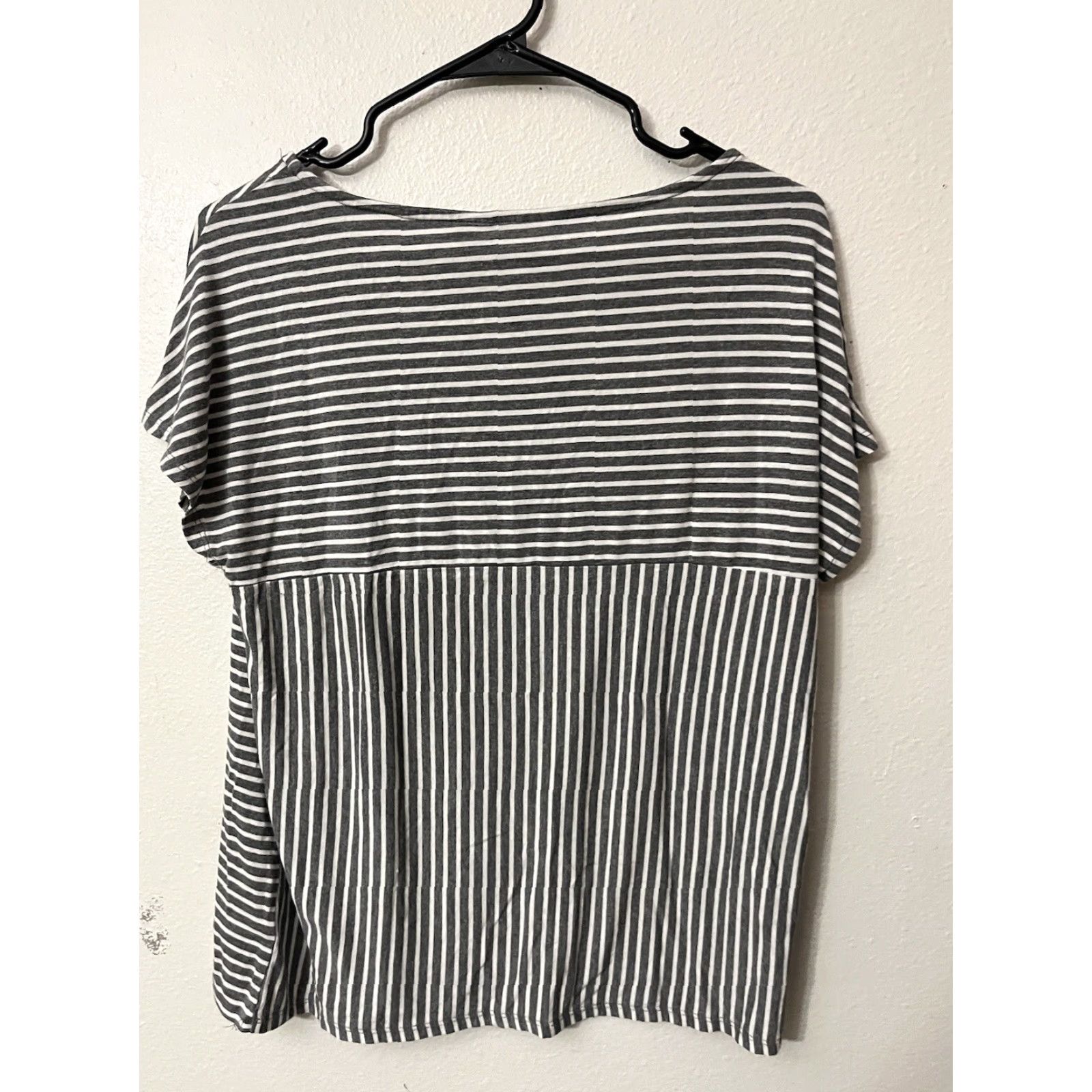Vintage Tahari Shirt Women Size Medium Gray White Striped Short Sleeve Round Neck Stretch Size M / US 6-8 / IT 42-44 - 3 Thumbnail