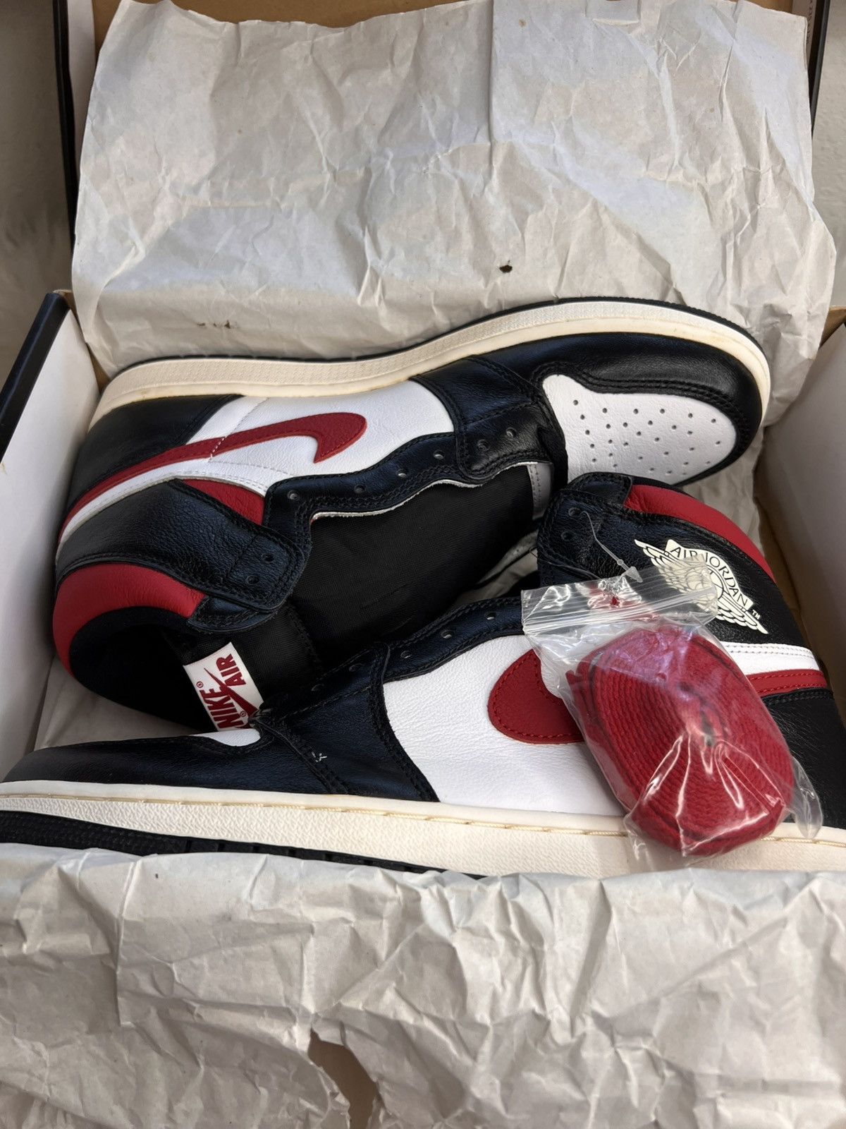 Jordan Brand JORDAN 1 Retro High OG "Heritage" with Defect Size US 10 / EU 43 - 1 Thumbnail