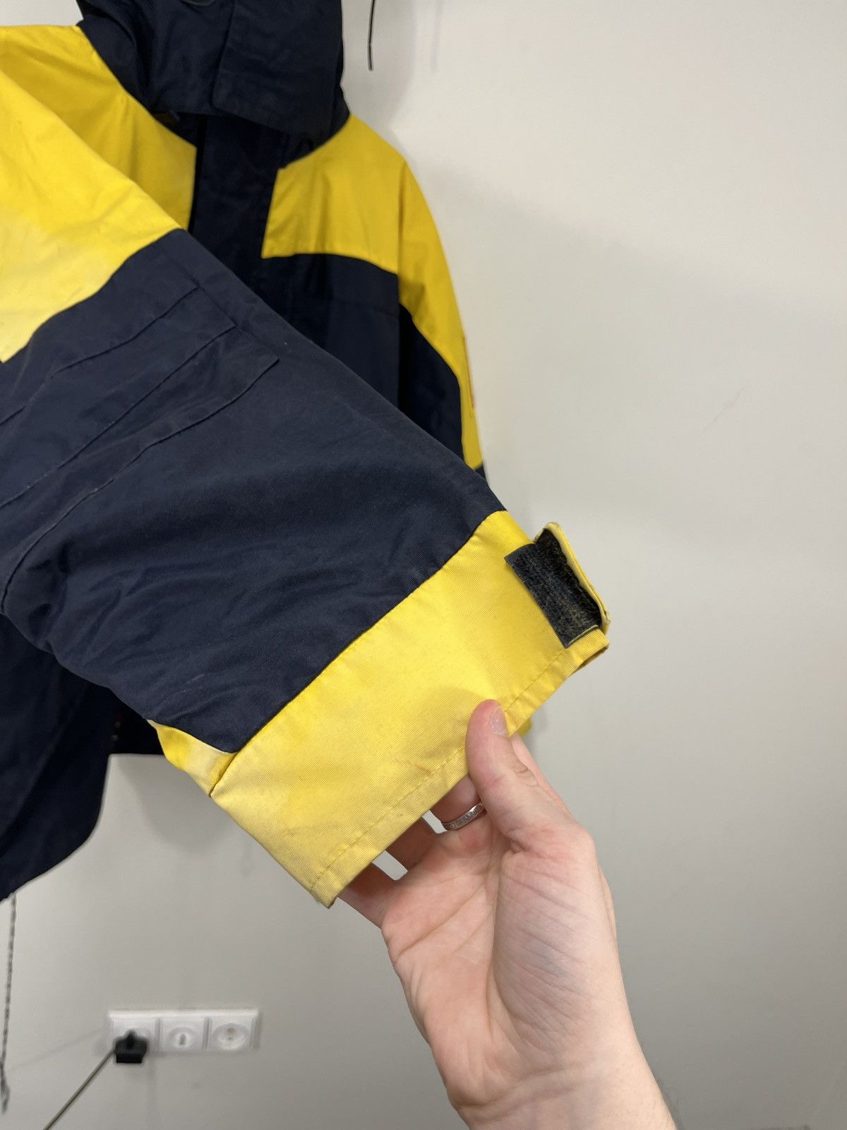 Oakley Vintage Oakley 90s Tech Hooded Outdoor Windbreaker Jacket Size US M / EU 48-50 / 2 - 13 Thumbnail