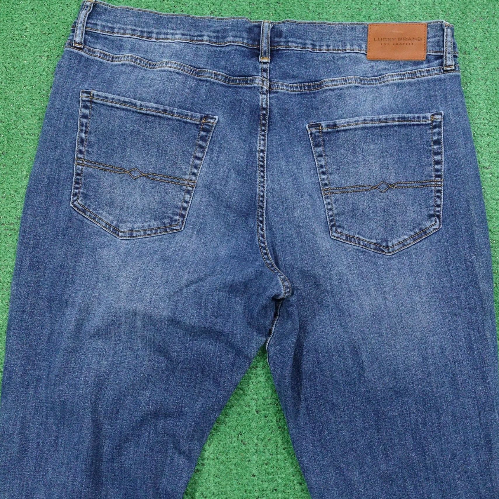 Lucky Brand LUCKY BRAND 410 ATHLETIC STRAIGHT JEANS - MEN - SIZE 40x32 - BLUE DENIM ZIP FLY - REGULAR FIT - GENTLY WORN" Size US 40 / EU 56 - 5 Thumbnail
