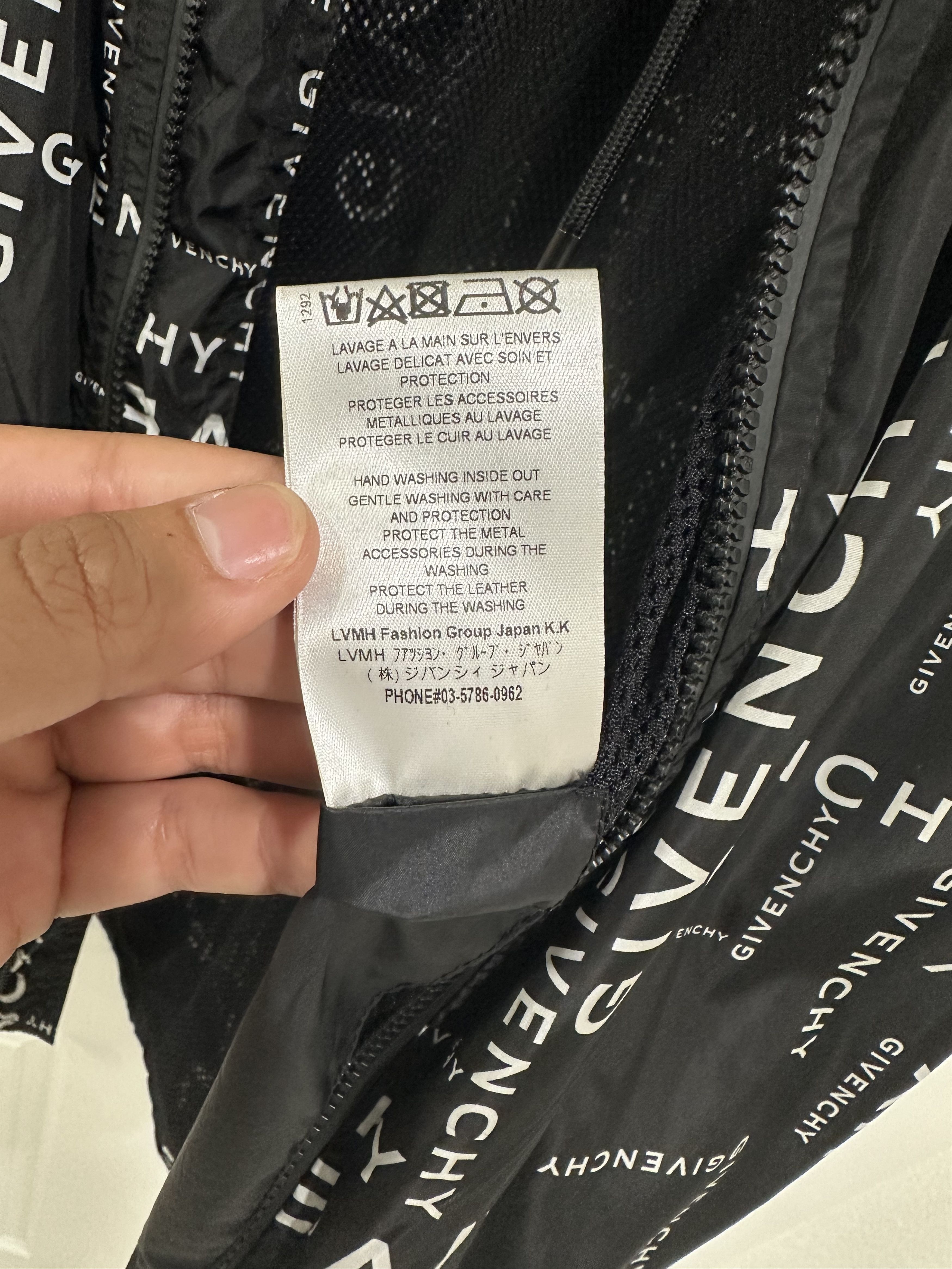 Givenchy Givenchy crossword rain coat/all over windbreaker Size US L / EU 52-54 / 3 - 6 Thumbnail