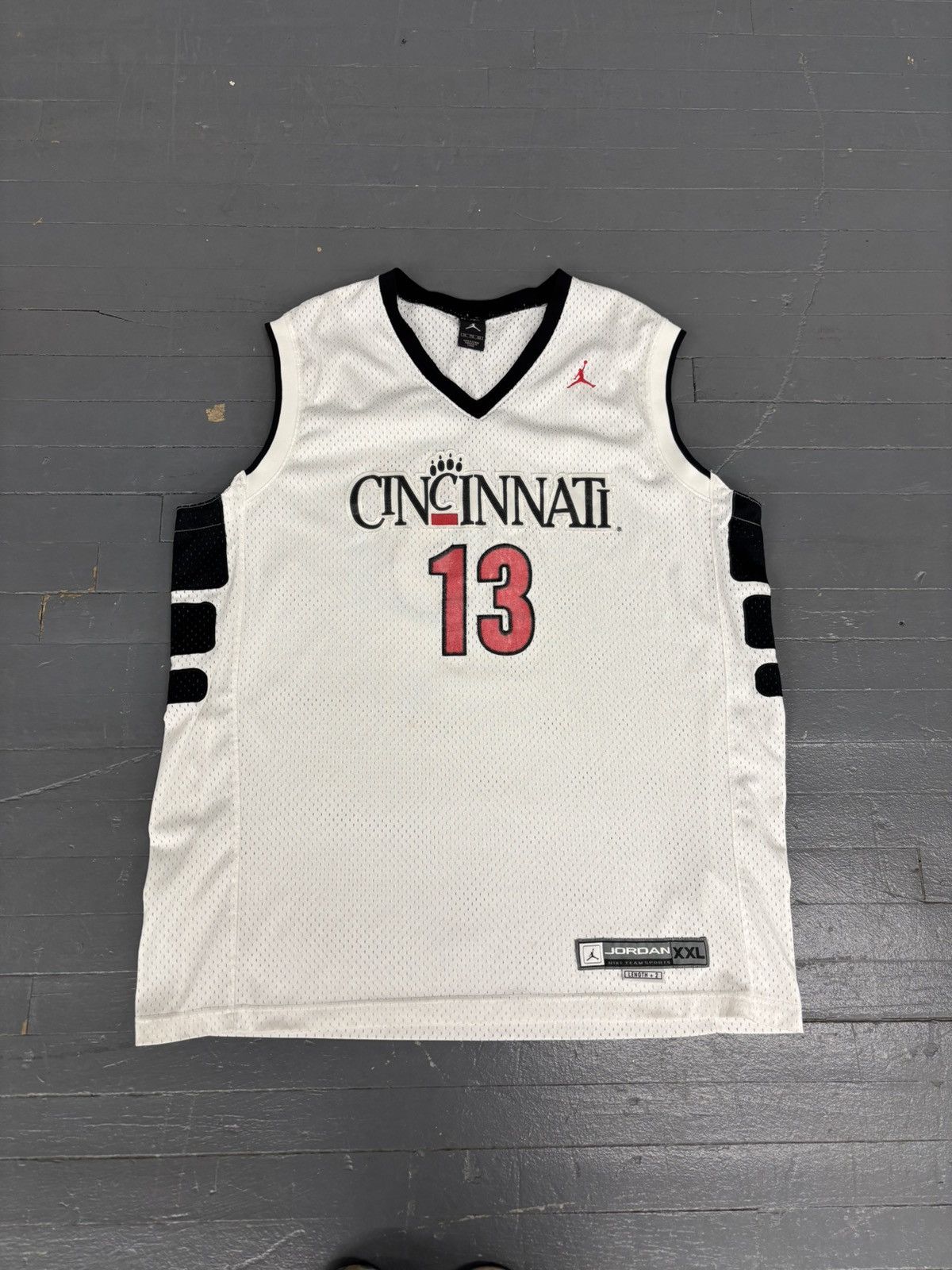 Jordan Brand × NCAA × Vintage Vintage Jordan NCAA Cincinnati Bearcats Basketball Jersey Size US XXL / EU 58 / 5 - 1 Thumbnail