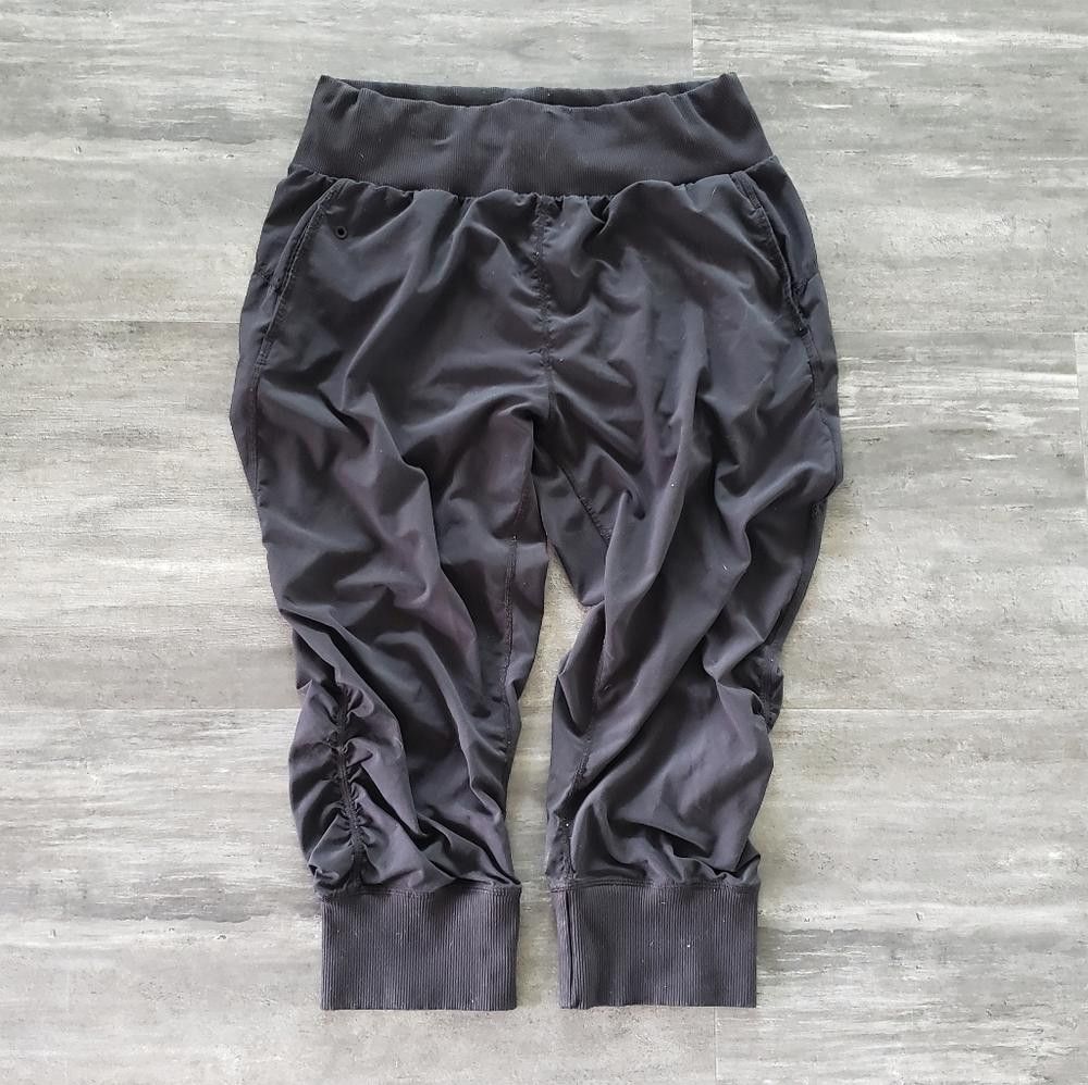 Canterbury of New Zealand Black Ruched Zella Banded Athletic Capri Size 30" / US 8 / IT 44 - 1 Thumbnail