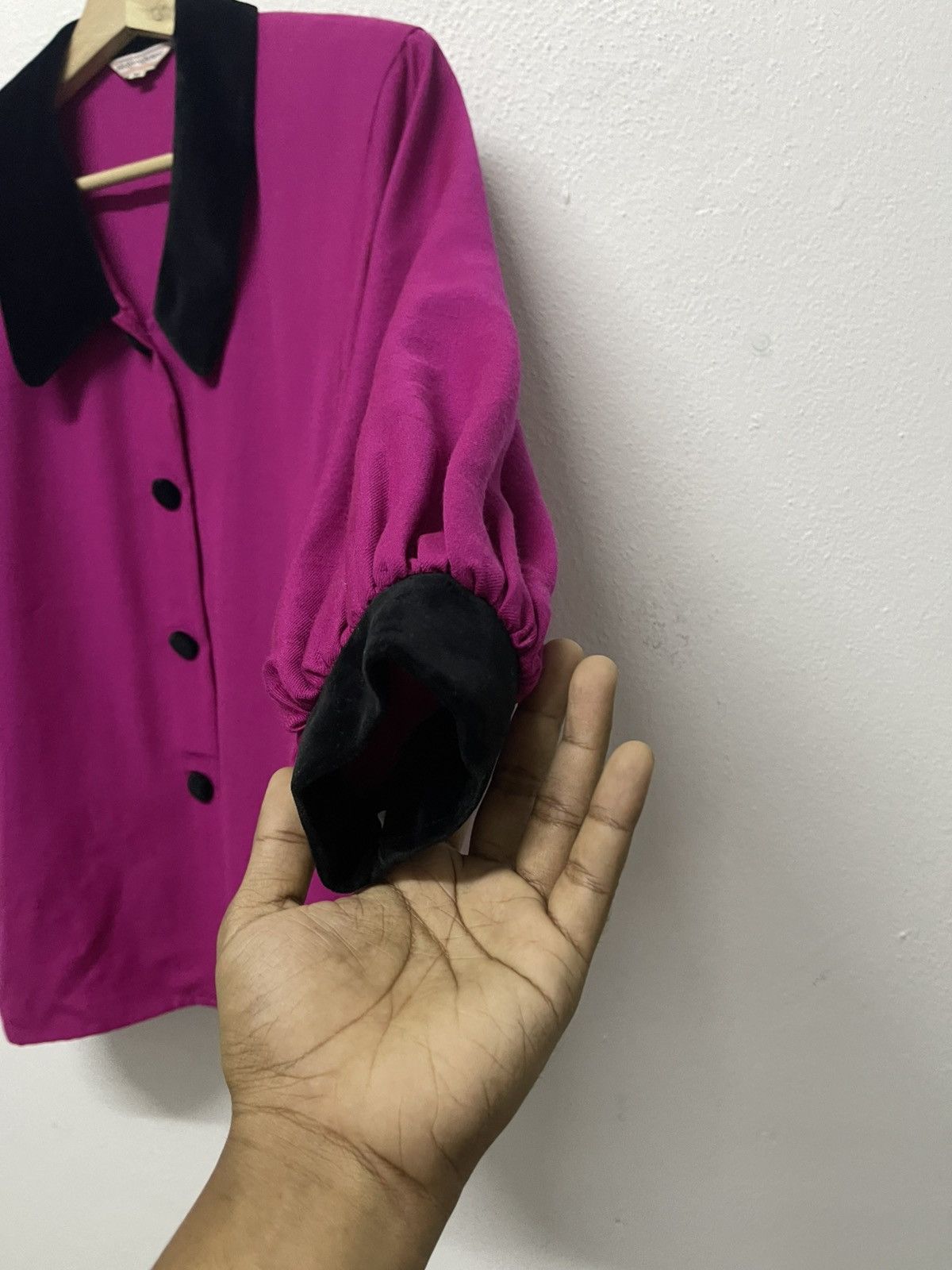 Yves Saint Laurent 1990s YVES SAINT LAURENT MAGENTA BLOUSE VELVET COLLAR RARE Size M / US 6-8 / IT 42-44 - 9 Thumbnail