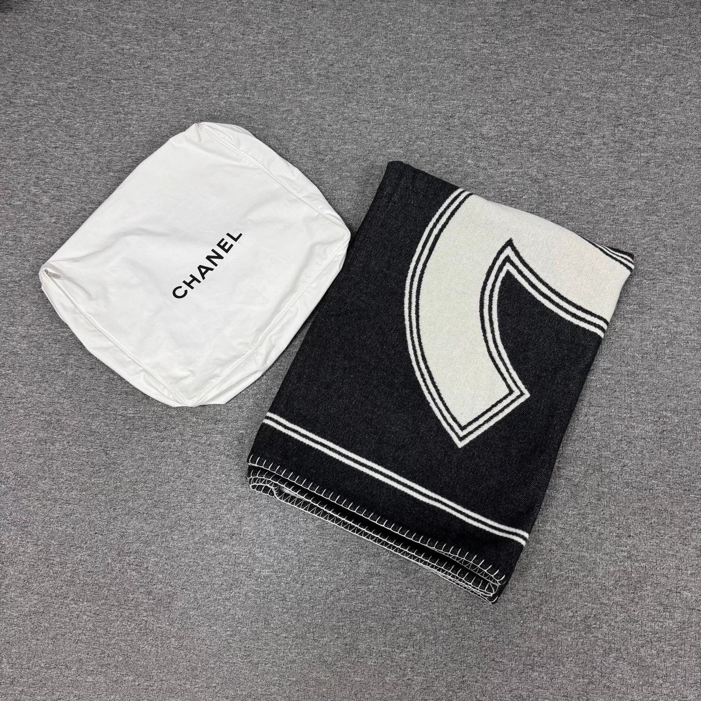 Chanel Chanel 21B CC Logo Double Face Cashmere-Wool Shawl 99 New Size ONE SIZE - 2 Thumbnail