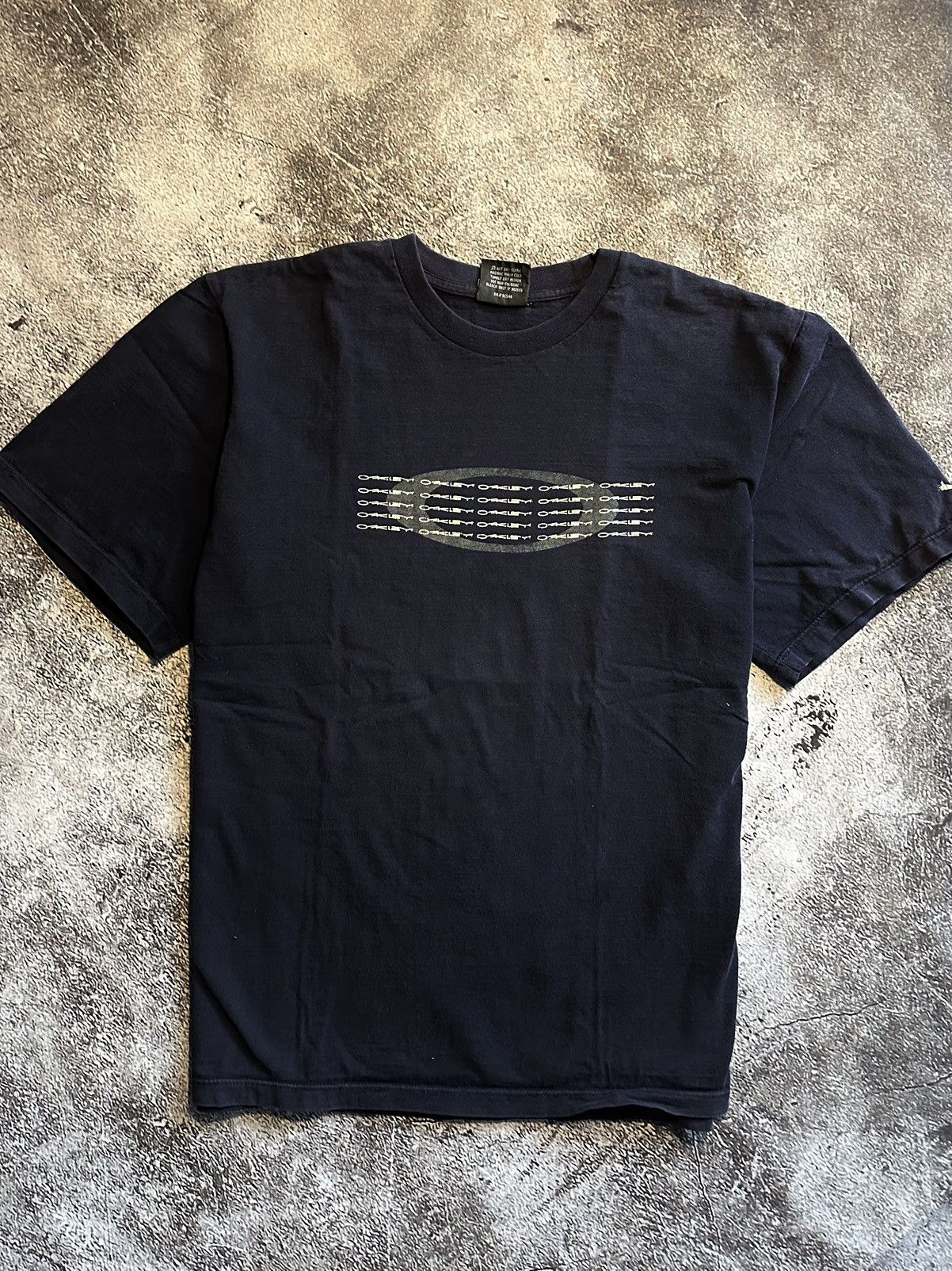 Oakley Vintage Oakley T-Shirt Big Logo Y2k Size US L / EU 52-54 / 3 - 1 Thumbnail