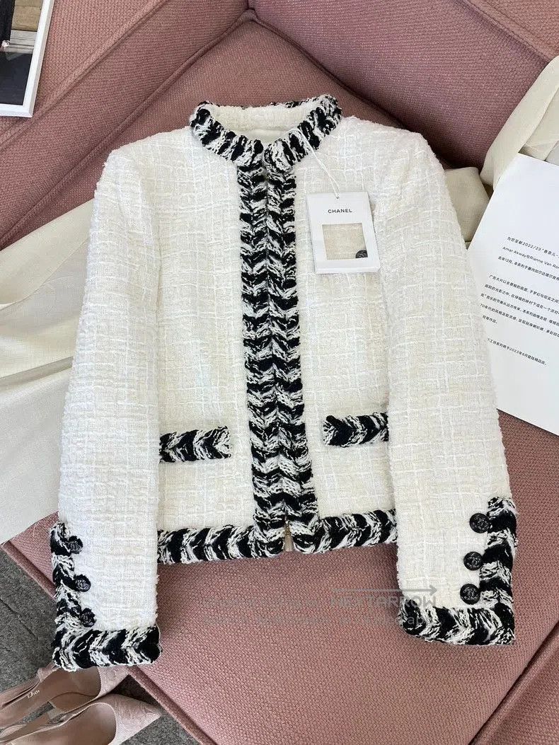 Chanel Chanel White Tweed Jacket with CC Buttons. Size US S / EU 44-46 / 1 - 1 Thumbnail