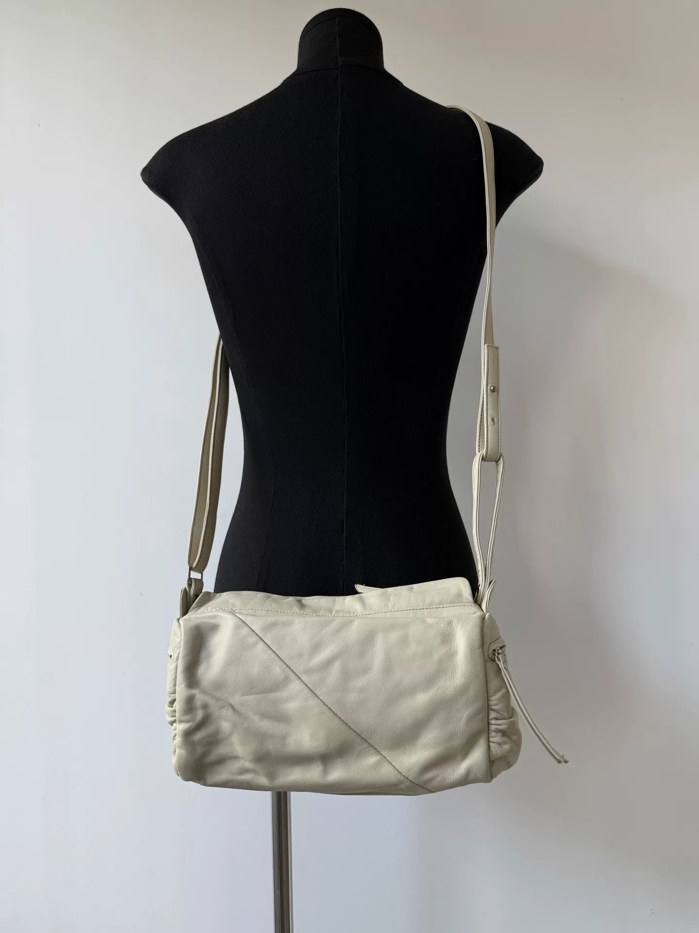 Yohji Yamamoto minimalist ivory crossbody bag by yohji yamamoto Size ONE SIZE - 1 Thumbnail