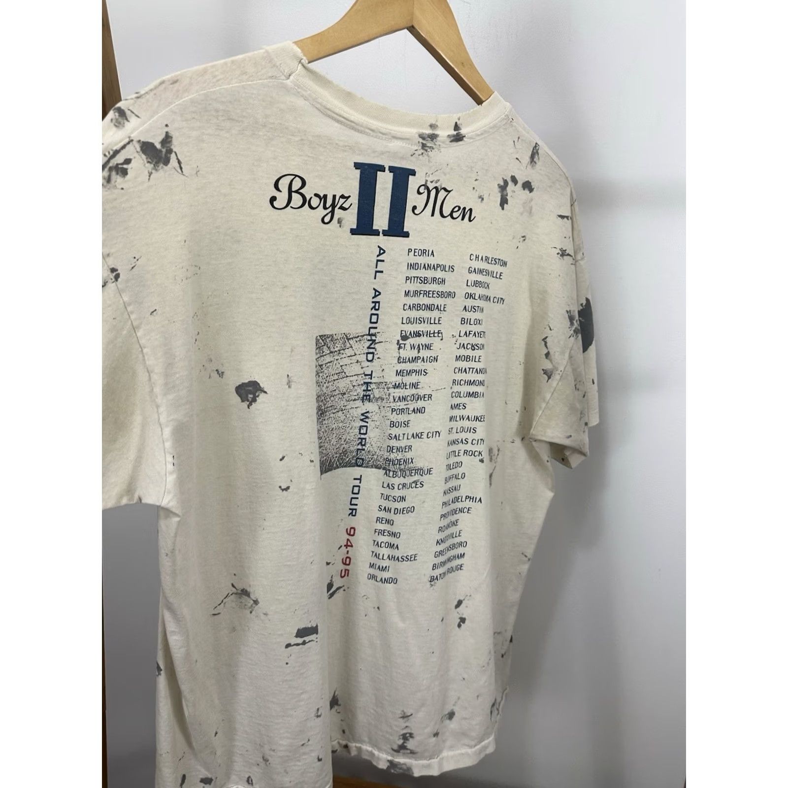 Hanes VTG Boyz 2 Men 90s All Around The World Tour Paint Splatter Worn T-Shirt XL Shirt Mens White Band Grunge 90s FADED Size US XL / EU 56 / 4 - 6 Thumbnail