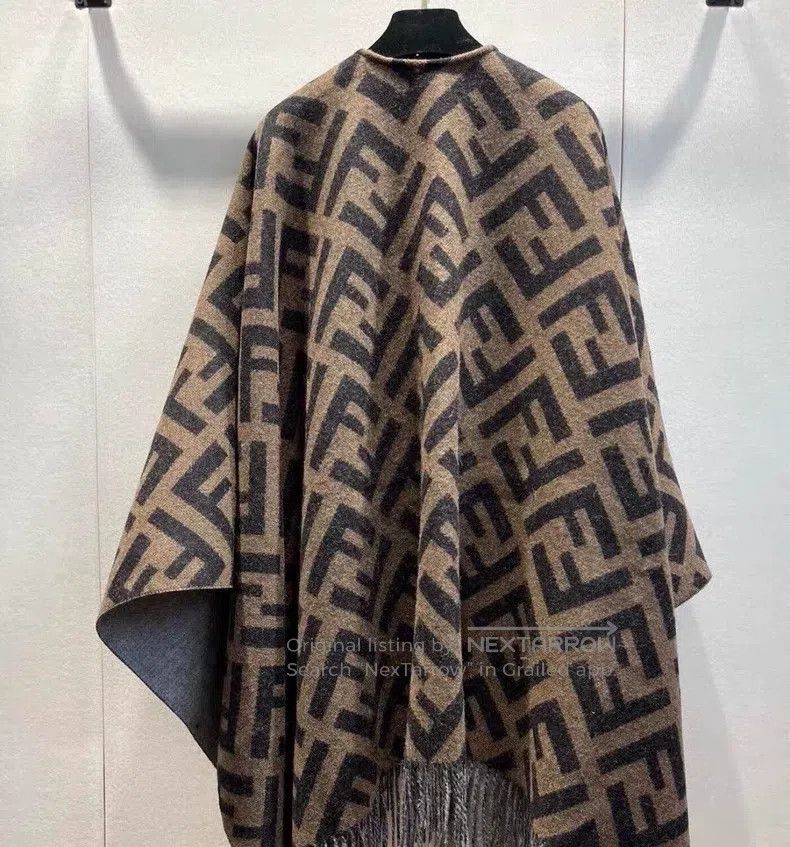Fendi Fendi size 140*145 cm Double-Sided Cashmere Logo Cloak/Shaw Size ONE SIZE - 2 Thumbnail