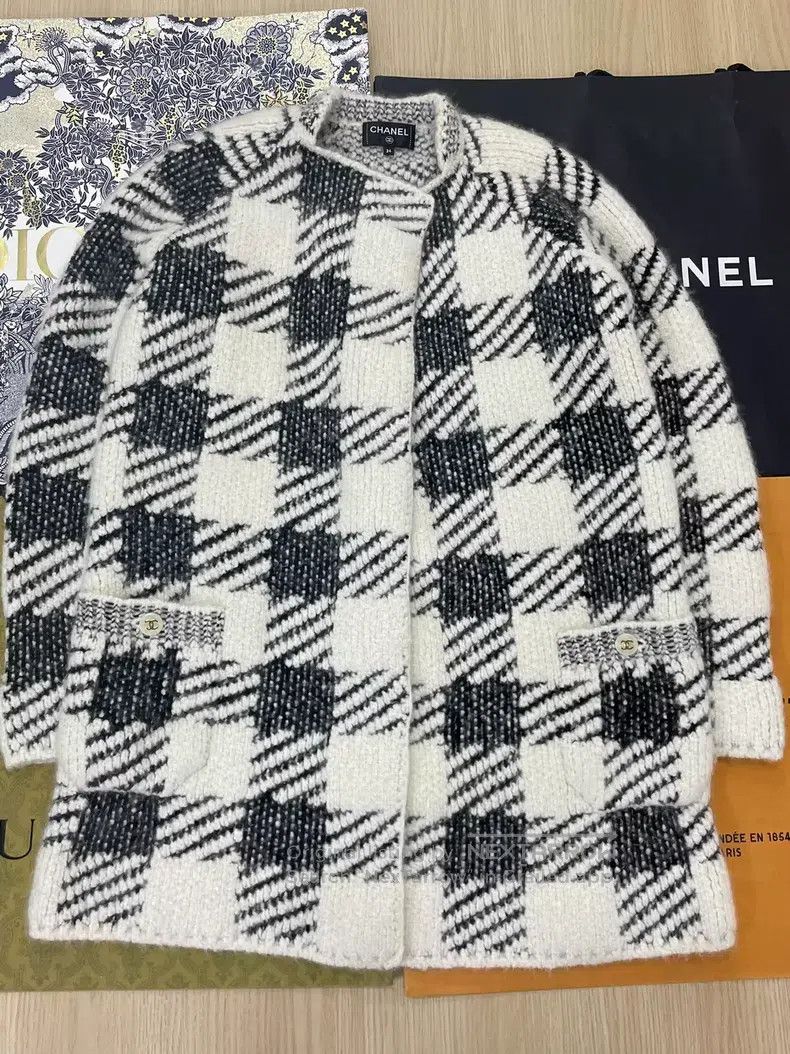Chanel Chanel Black and white plaid cashmere knitted cardigan jac Size XXS / US 00 / IT 34 - 1 Thumbnail
