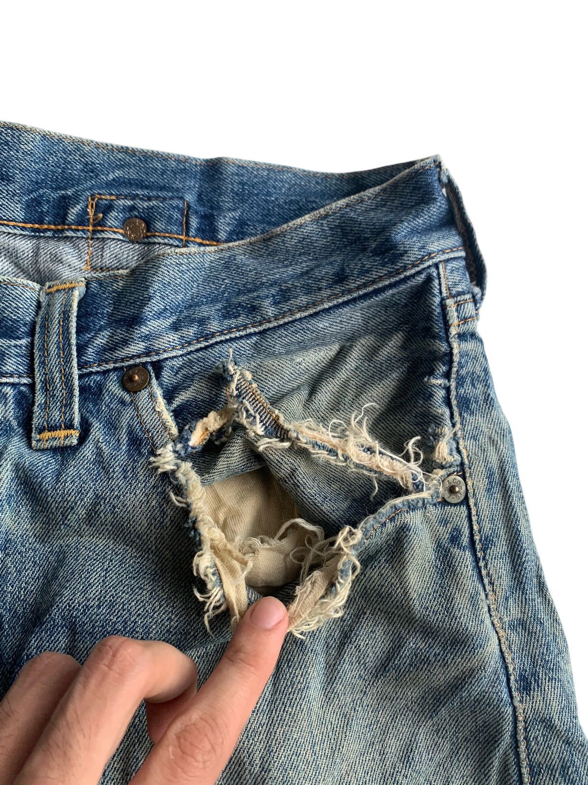 Levi's VINTAGE LEVI’S BIG E SELVEDGE BUCKLE BACK DISTRESSED DENIM Size US 32 / EU 48 - 16 Thumbnail