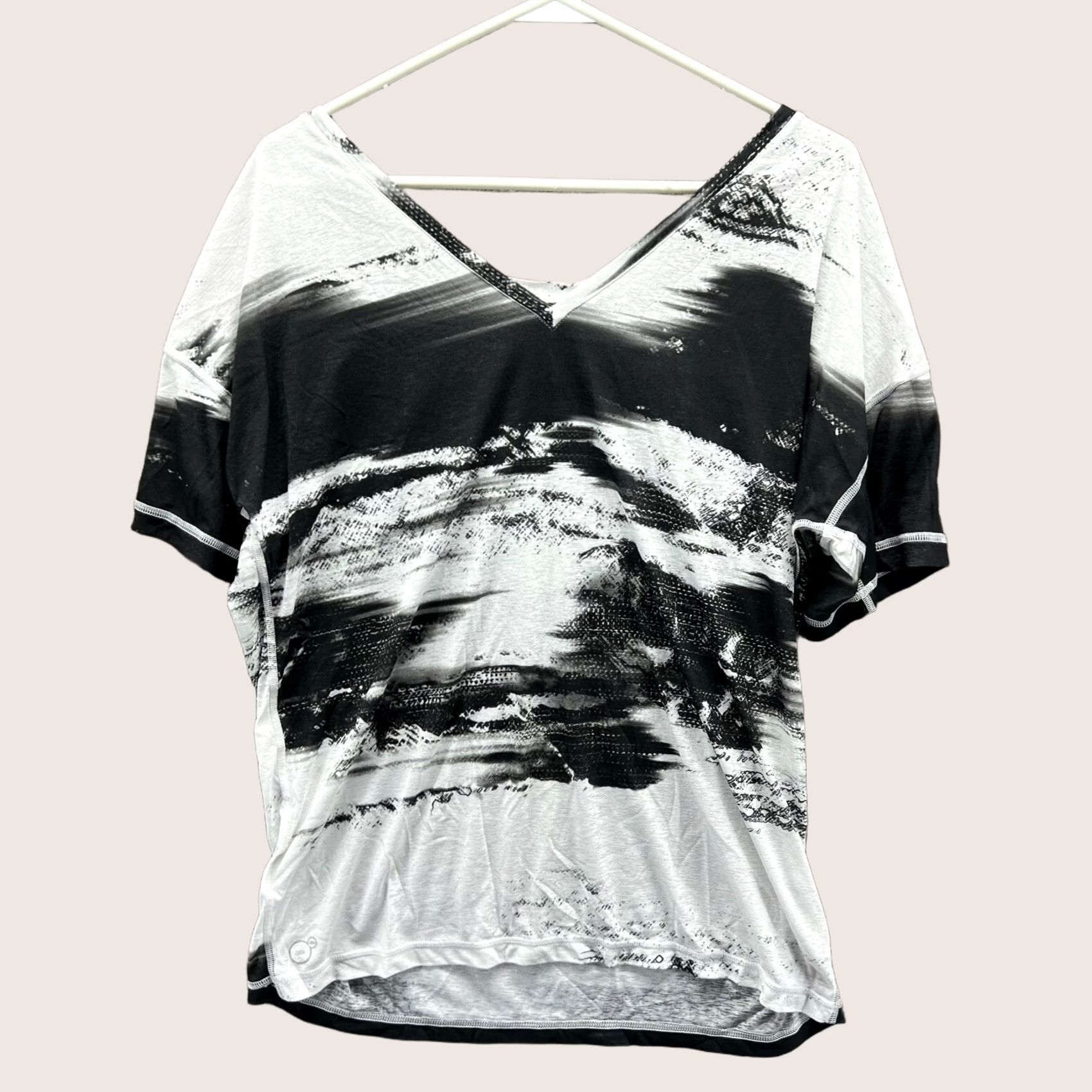Puma PUMA Shirt Womens Medium Gray Black Graphic V Neck Short Sleeve Abstract Camo Size M / US 6-8 / IT 42-44 - 1 Thumbnail