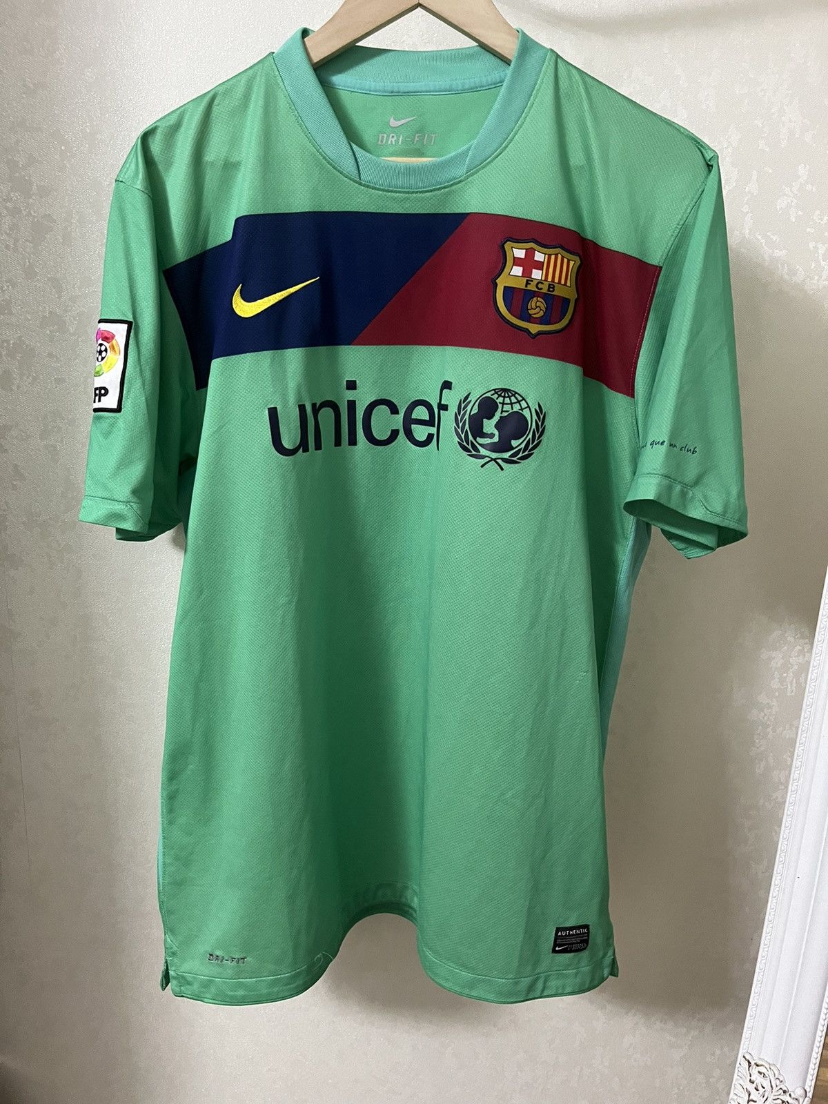 Other Nike Barcelona Away Vintage 10/11 #6 Xavi Jersey Size US XL / EU 56 / 4 - 1 Thumbnail