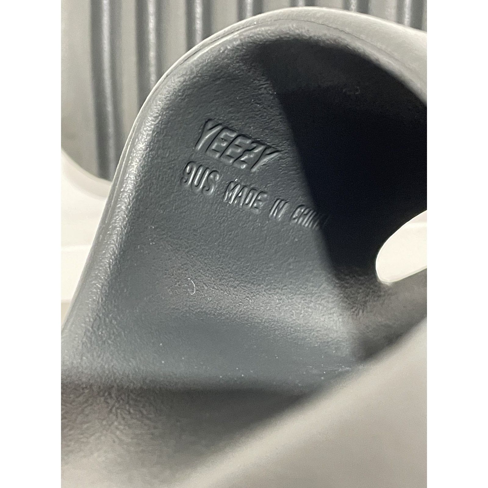 Adidas ADIDAS YEEZY SLIDE DARK ONYX SIZE 9 PREOWNED Size US 9 / EU 42 - 4 Thumbnail