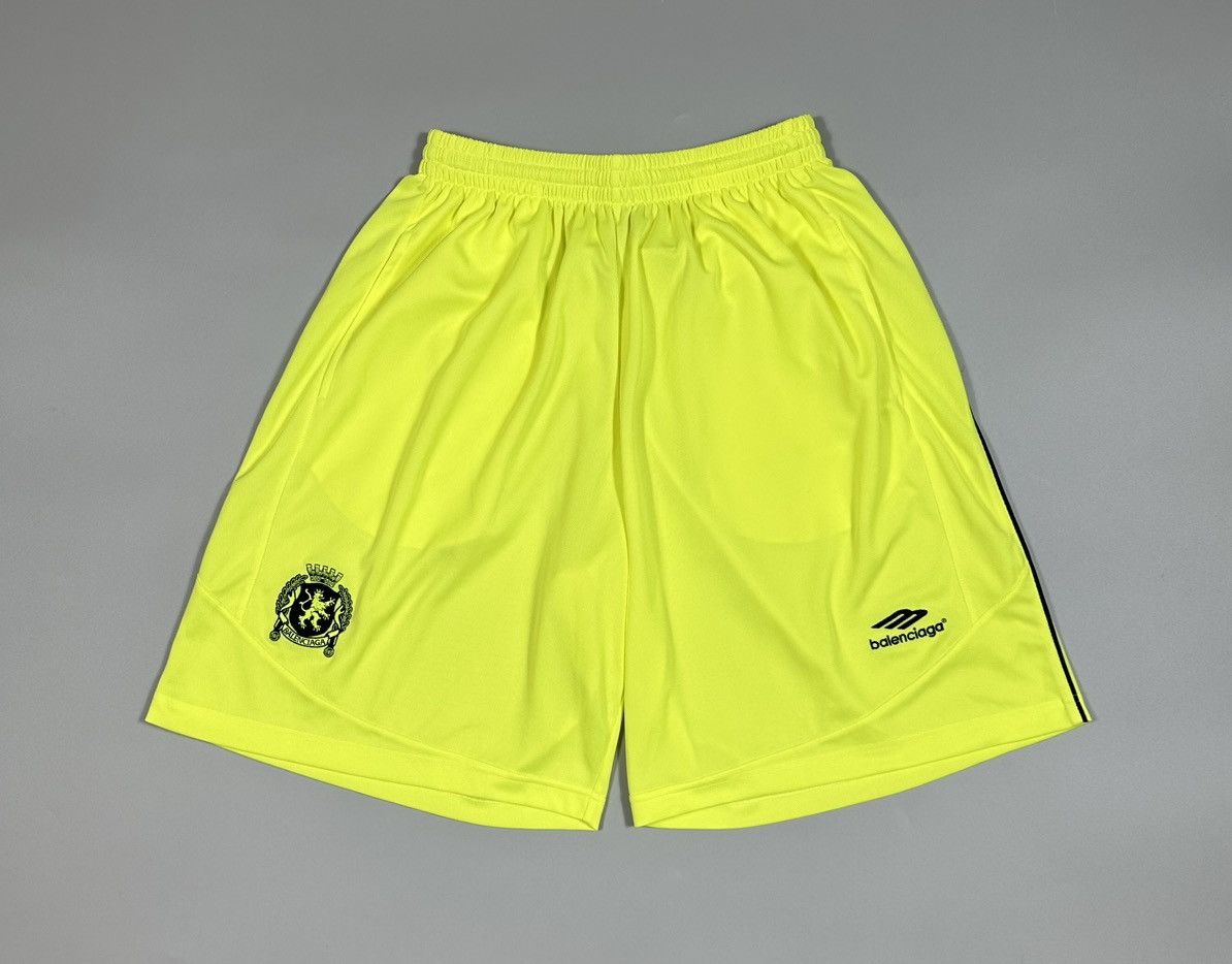 Balenciaga Balenciaga Baggy Oversized Logo Soccer Shorts Neon Yellow Size US 32 / EU 48 - 1 Thumbnail