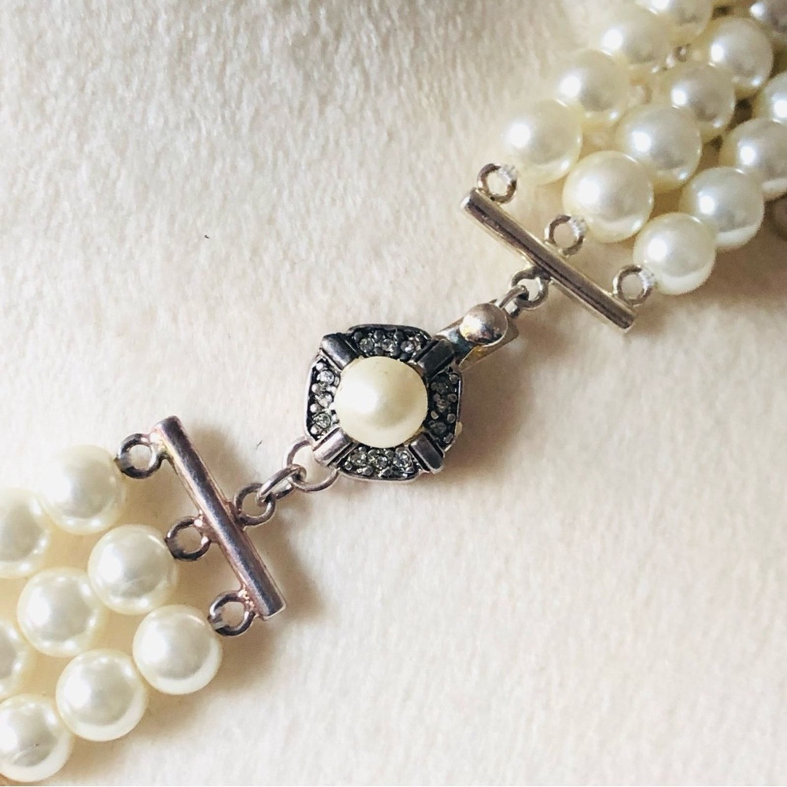 Vintage Vintage Feinberg triple strand white glass pearl necklace Size ONE SIZE - 10 Thumbnail
