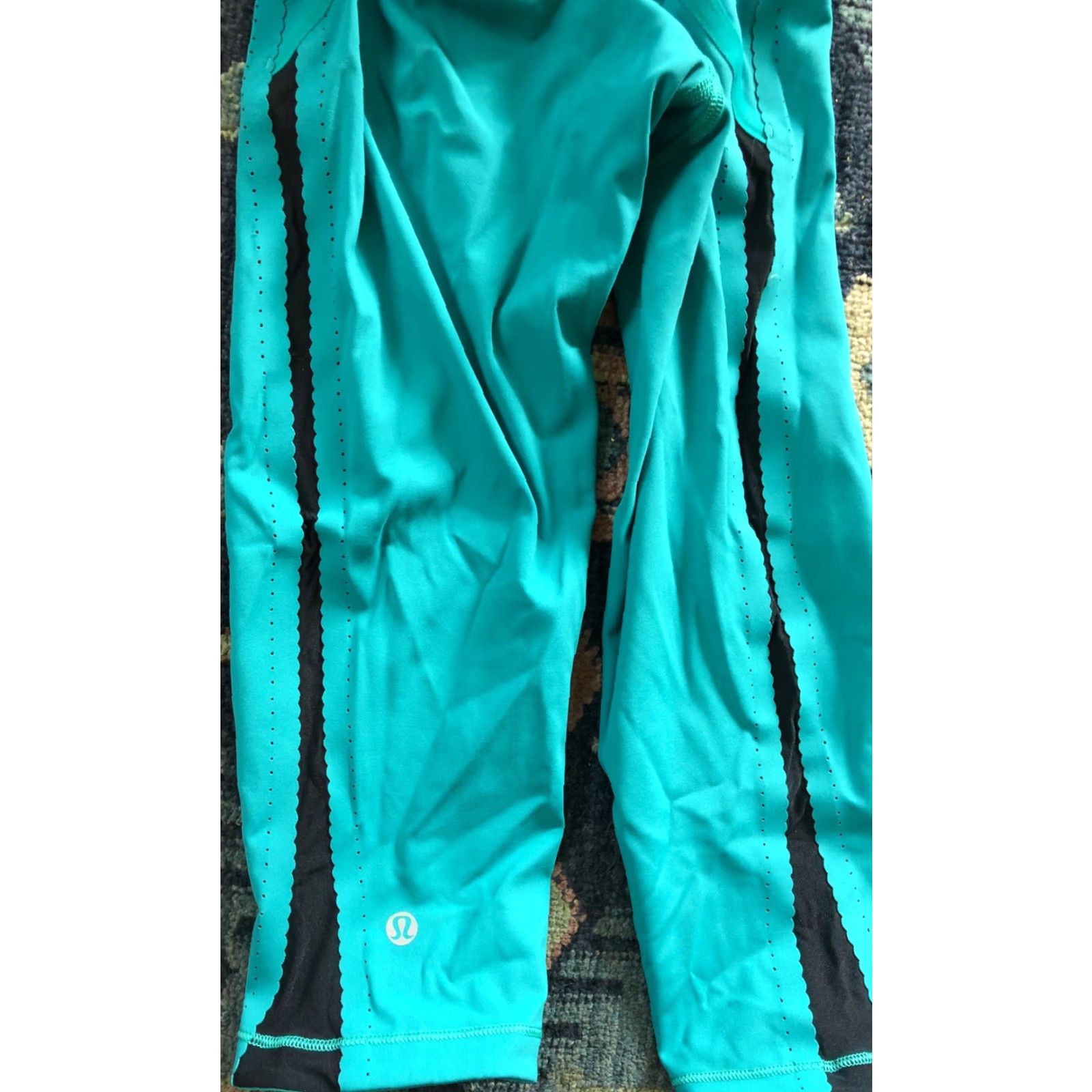Lululemon Lululemon Cropped Capri Leggings Teal & Black Women's Size 4 Yoga Cropped Inseam 17.5" Activewear Size 27" / US 4 / IT 40 - 2 Thumbnail
