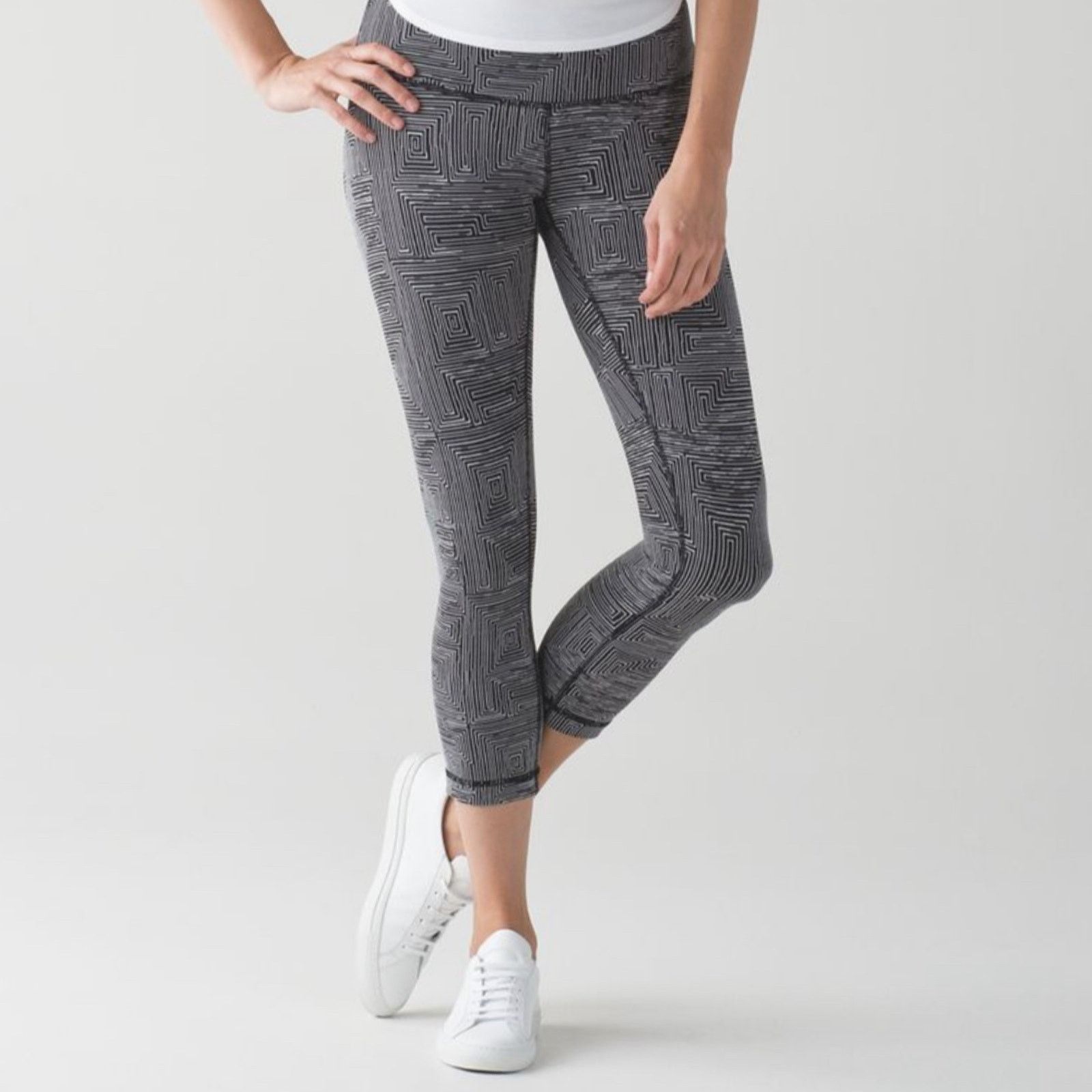 Lululemon Lululemon Wunder Under Crops Maze Jacquard Size 25" / US 0 / IT 36 - 2 Thumbnail