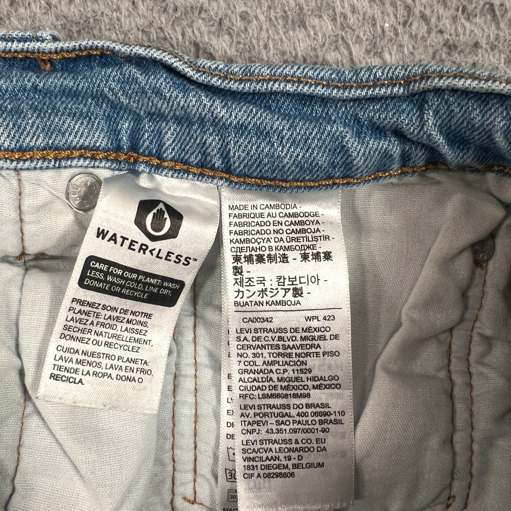 Levi's VINTAGE Levi's 501 Shorts Denim Distressed 5-Pocket Blue 033 Regular Womens 33 Distressed Pockets Button Front Casual Summer Size 24" / US 00 / IT 34 - 6 Thumbnail