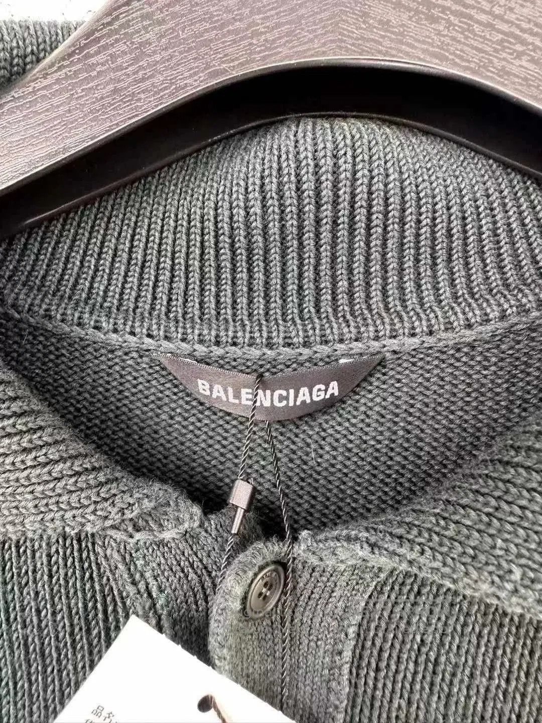 Balenciaga Balenciaga Oversized Twisted Crown Wheat Sweater XS. Size US XS / EU 42 / 0 - 2 Thumbnail