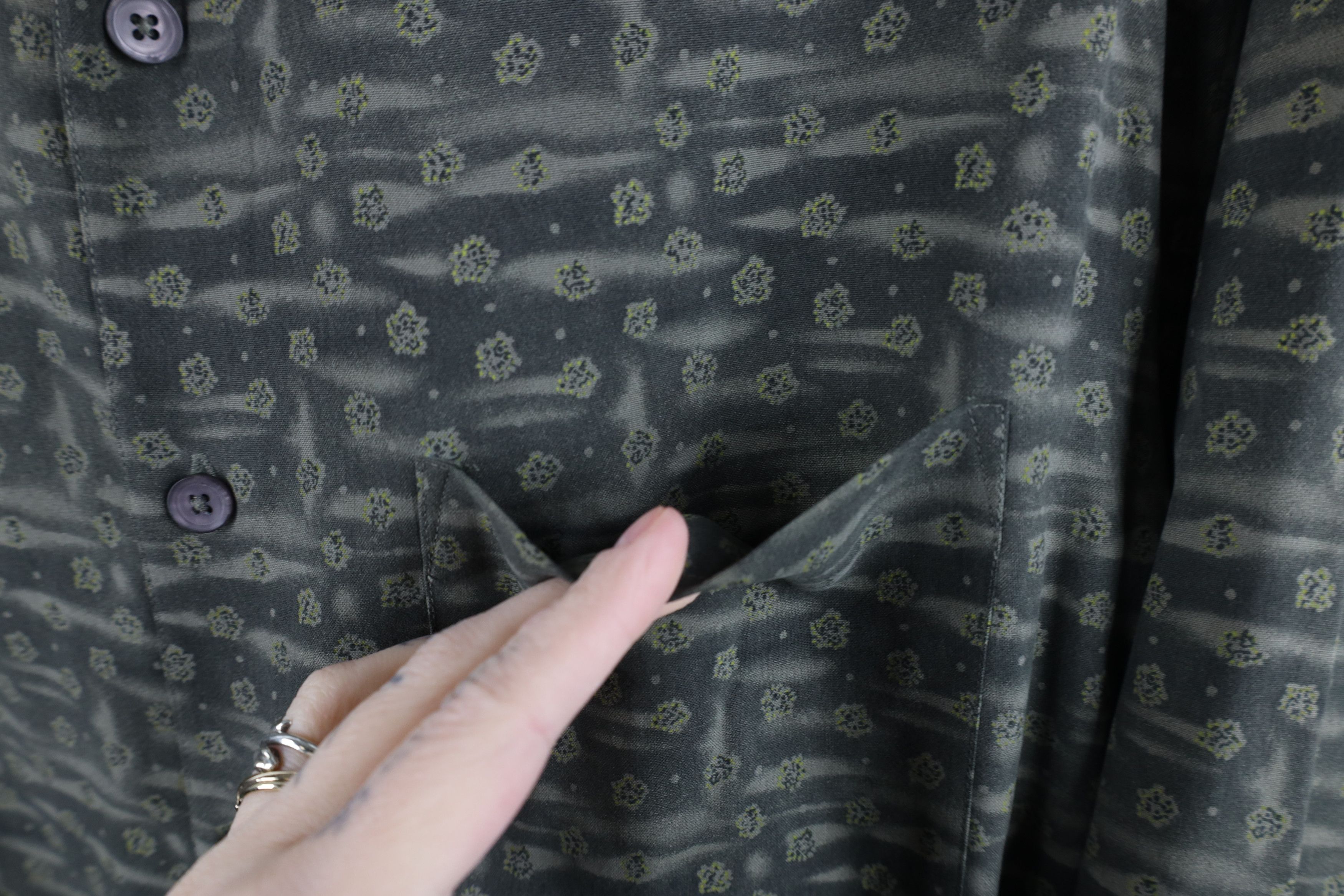 Vintage Vintage 90s Streetwear Silk Geometric Collared Button Shirt Size US S / EU 44-46 / 1 - 4 Thumbnail
