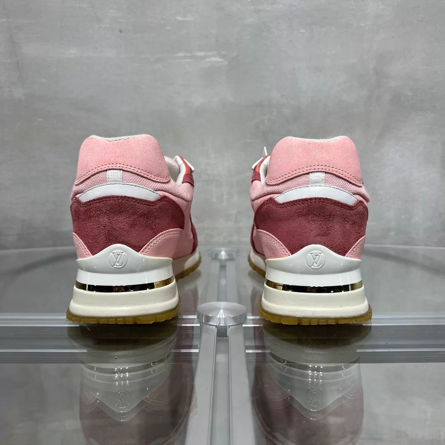 Louis Vuitton LV women's pink sneakers UK1.5/35.5 Size US 5 / IT 35 - 6 Thumbnail