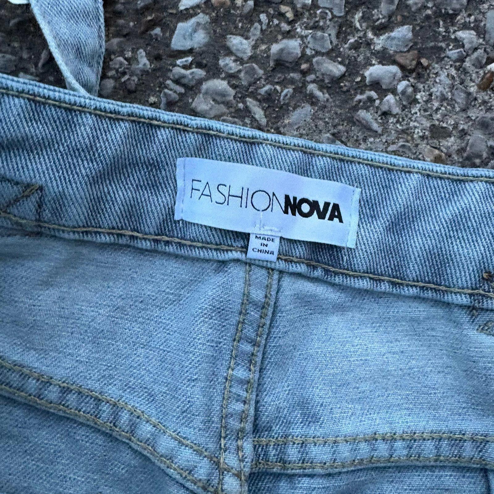 Fashion Nova Fashion Nova light wash wide-leg denim jeans Size 28" / US 6 / IT 42 - 4 Thumbnail
