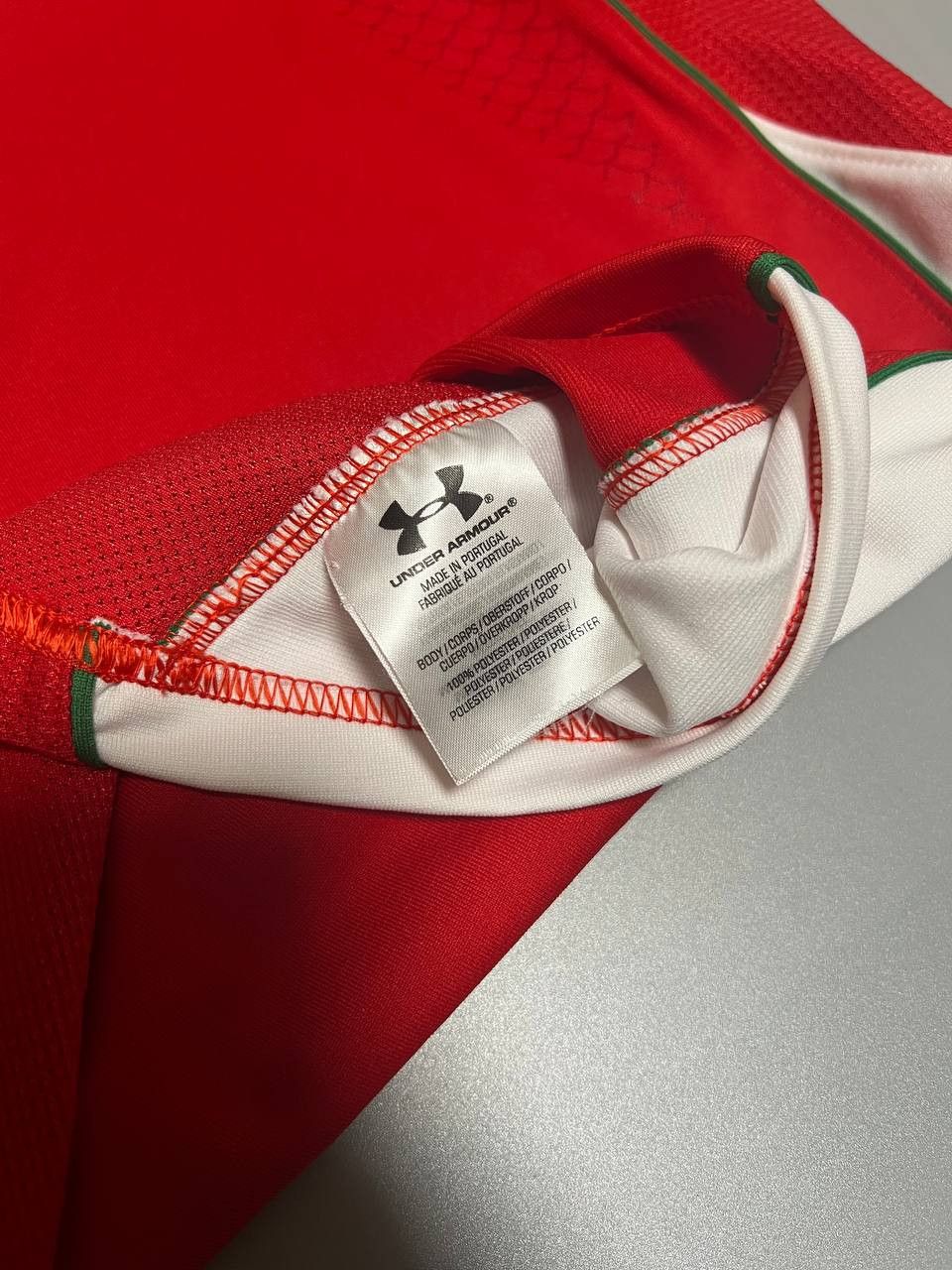 Under Armour Vintage Under Armour WRU Rugby Jersey Wales Rare Size US L / EU 52-54 / 3 - 7 Thumbnail