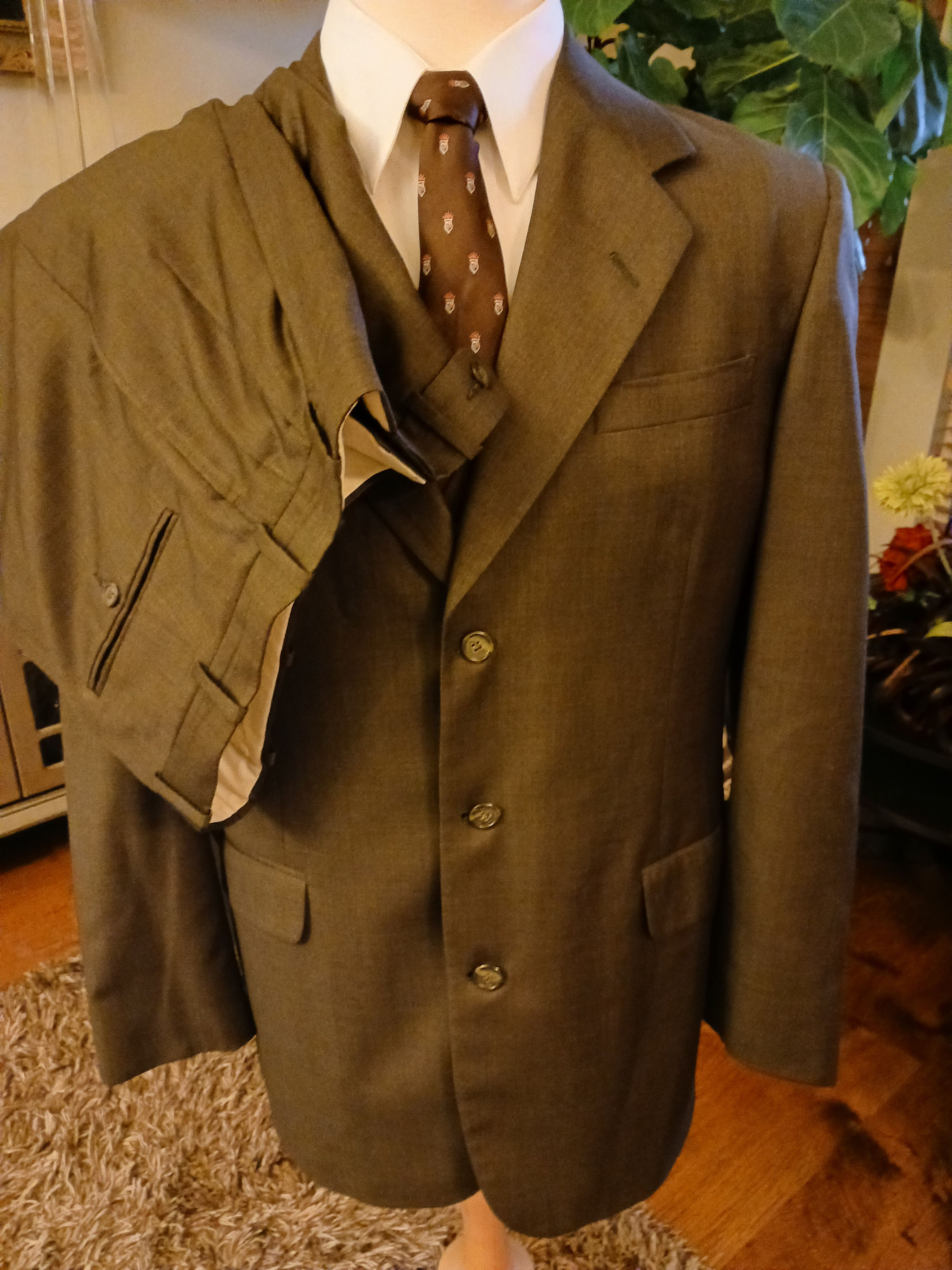 Aquascutum 100% Wool 3 Button Suit Size 44R - 1 Thumbnail