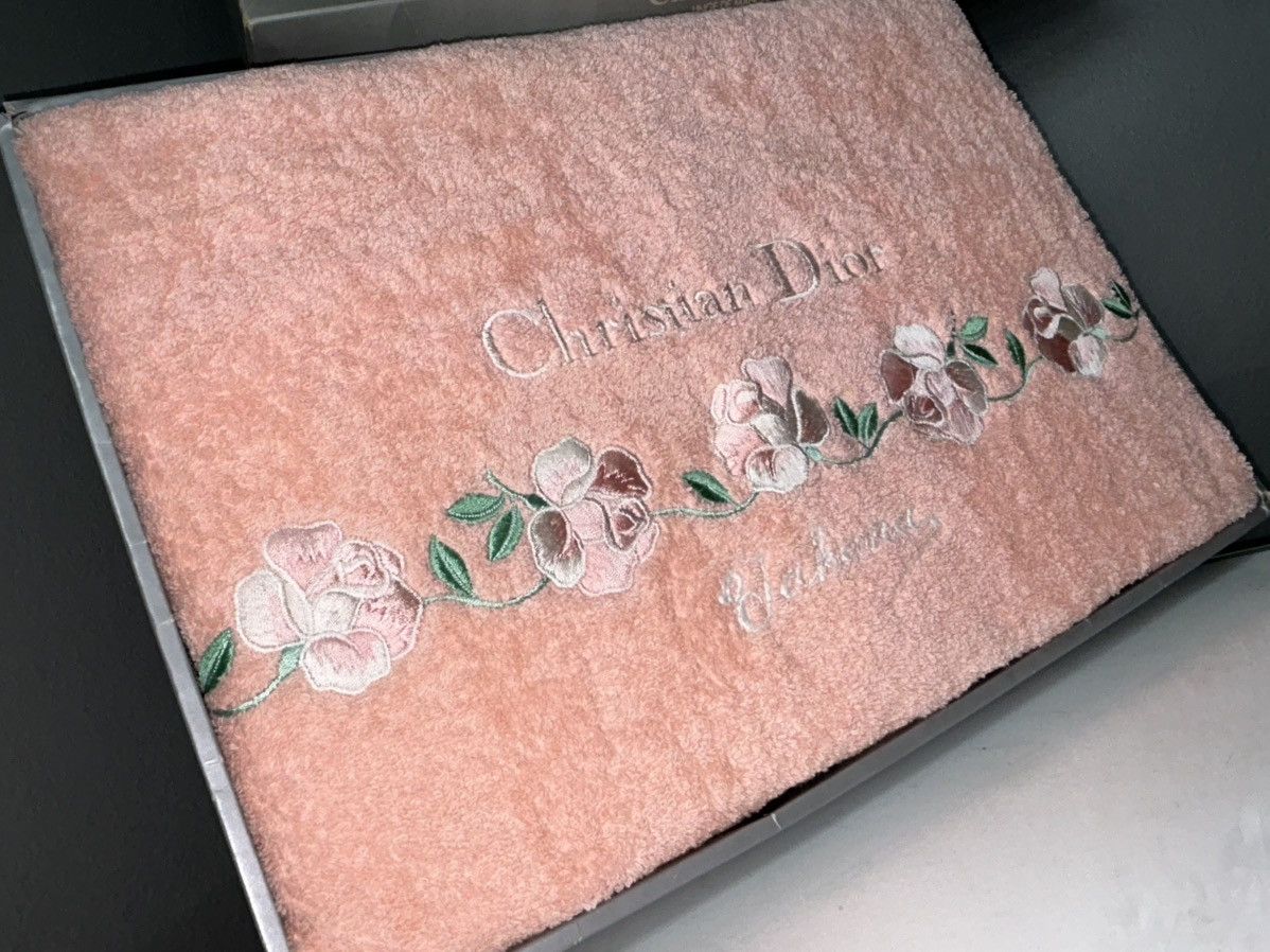 Dior Dior Peach Pink Floral Embroidered Bath Towel in Box Size ONE SIZE - 4 Thumbnail