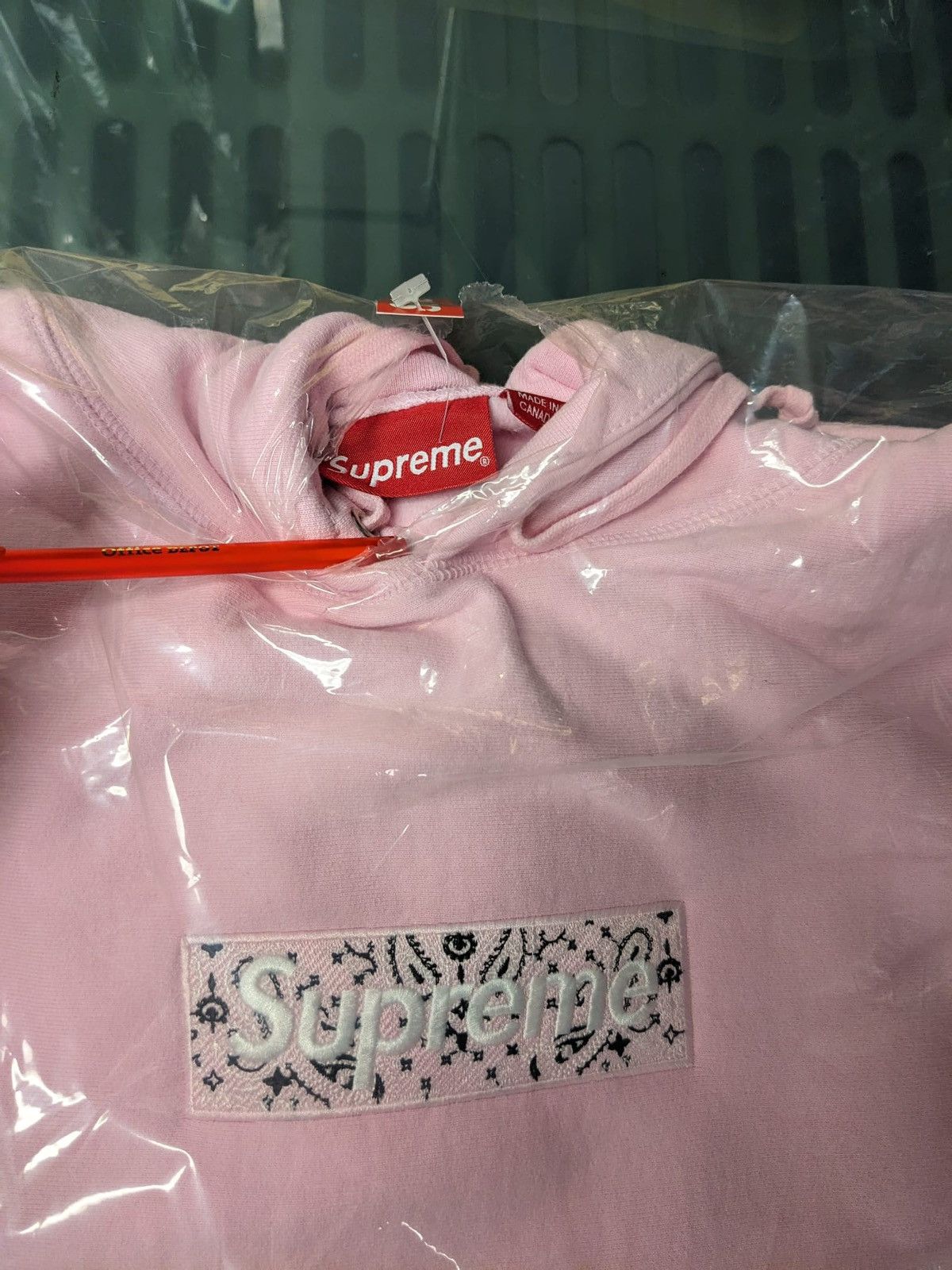 Supreme FW19 SUPREME BANDANA BOX LOGO HOODED SWEATSHIRT HOODIE PINK Size US L / EU 52-54 / 3 - 6 Thumbnail