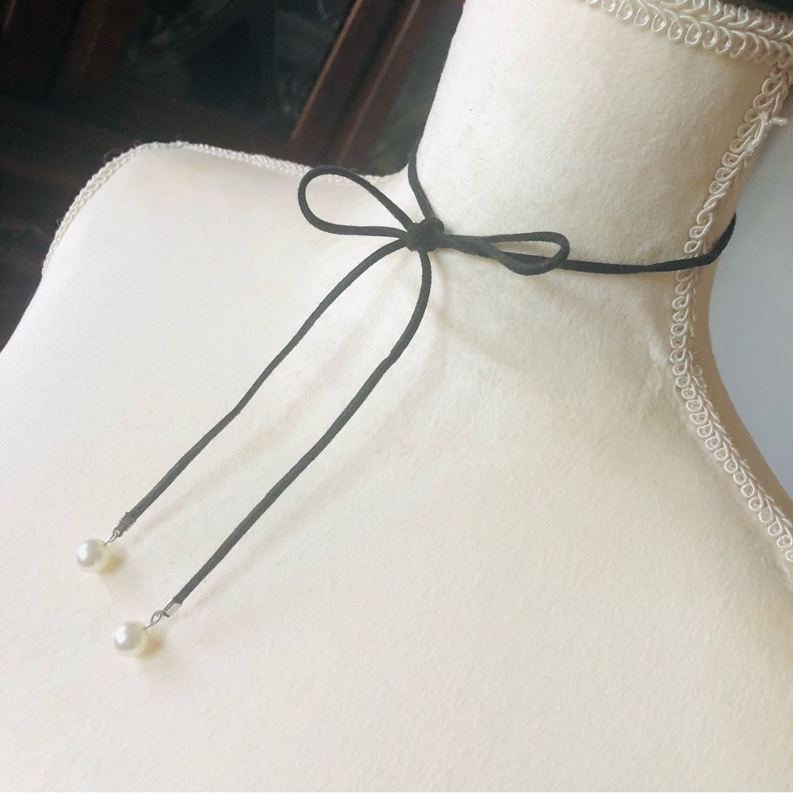 Jewelry Elegant black suede cord faux pearl accent choker necklace Size ONE SIZE - 3 Thumbnail