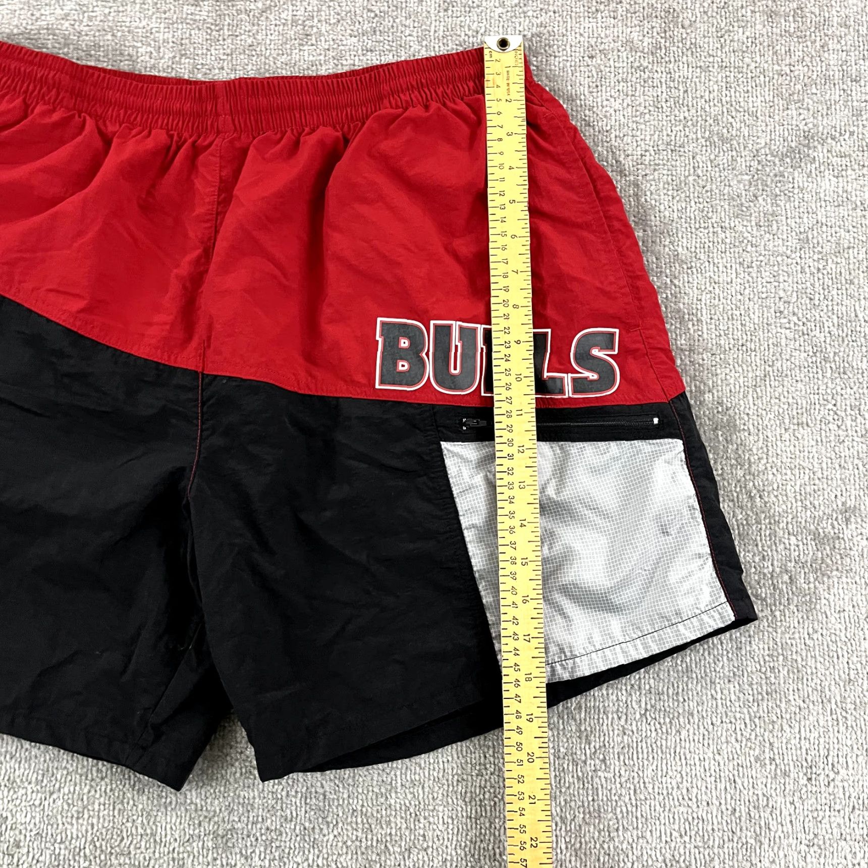 Mitchell & Ness VINTAGE MITCHELL & NESS Shorts Mens 2XL-XXL 7" Red Black Chicago Bulls NBA Basketball Shorts Mens Regular 2XL Black Red Bulls Size US 39 - 7 Thumbnail
