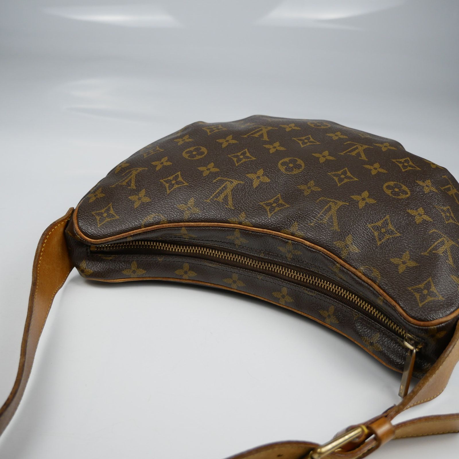 Louis Vuitton Louis Vuitton Croissant MM Bag Size ONE SIZE - 5 Thumbnail