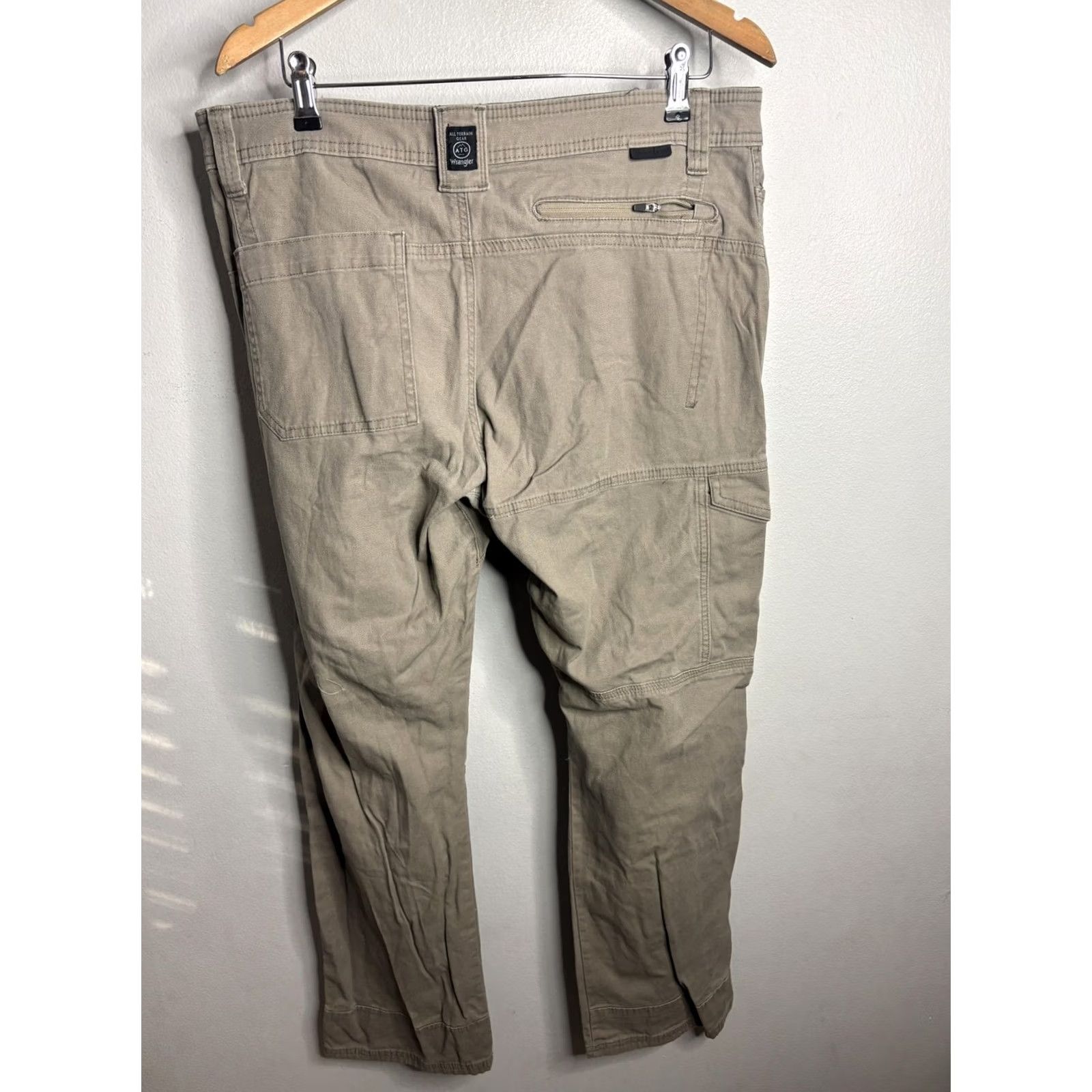 Wrangler Wrangler ATG All Terrain Gear Pants Mens 34x30 Khaki Hiking Outdoor Zip Pocket Size US 34 / EU 50 - 4 Thumbnail