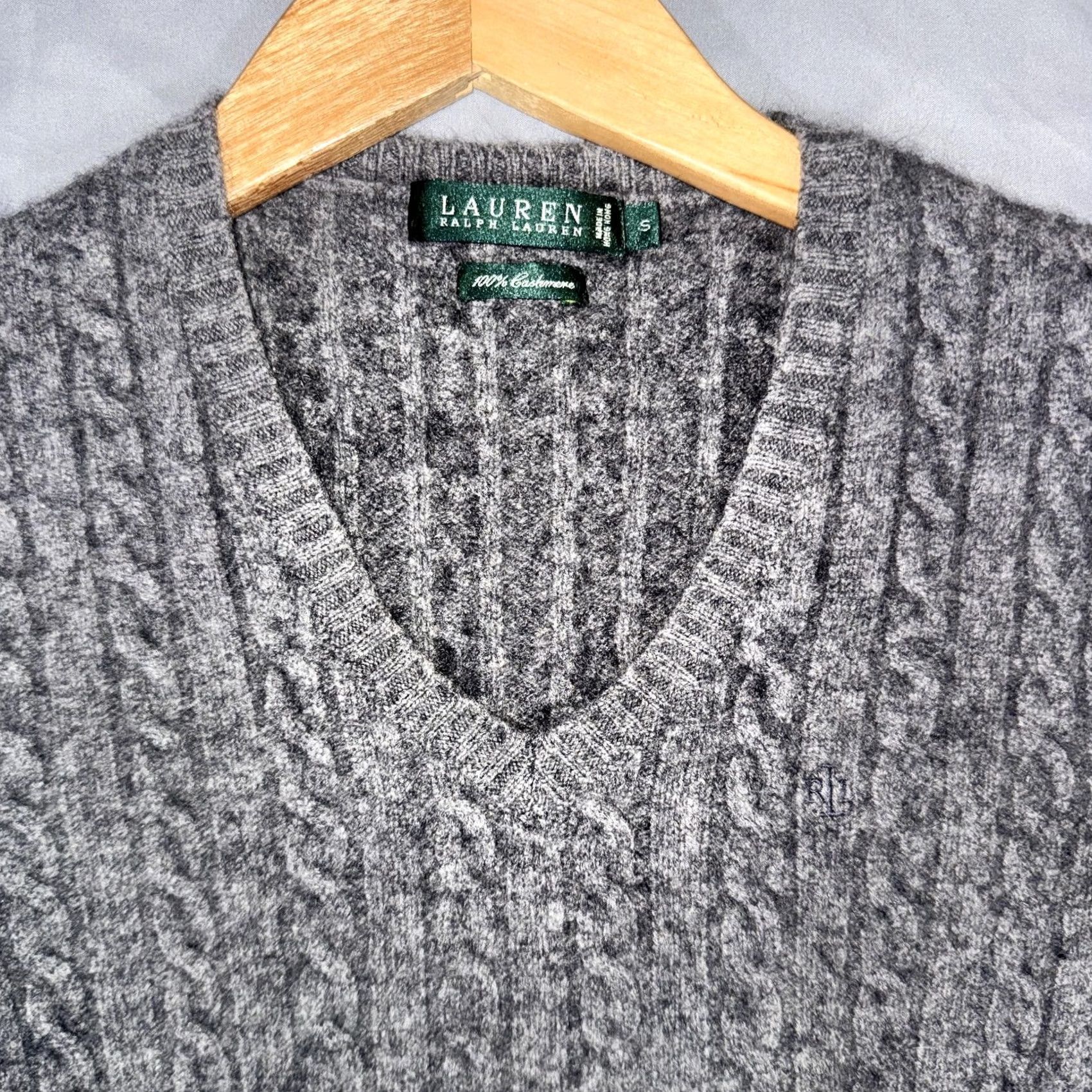 Ralph Lauren VINTAGE? (No) Actually not vintage. Lauren Ralph Lauren Sweater Womens Small Gray 100% Cashmere V Neck Cable Size S / US 4 / IT 40 - 4 Thumbnail