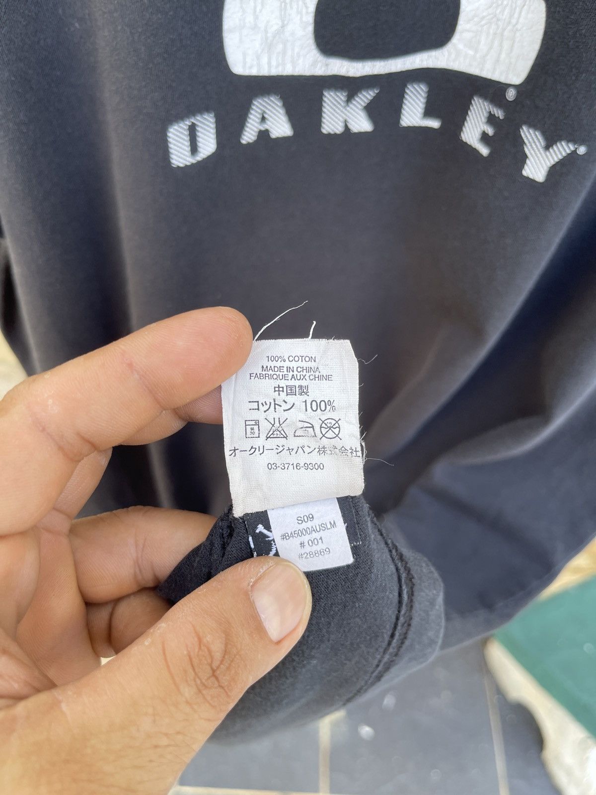 Oakley Rare🔥Vintage 09’OAKLEY Center Logo T-Shirt Size US L / EU 52-54 / 3 - 9 Thumbnail