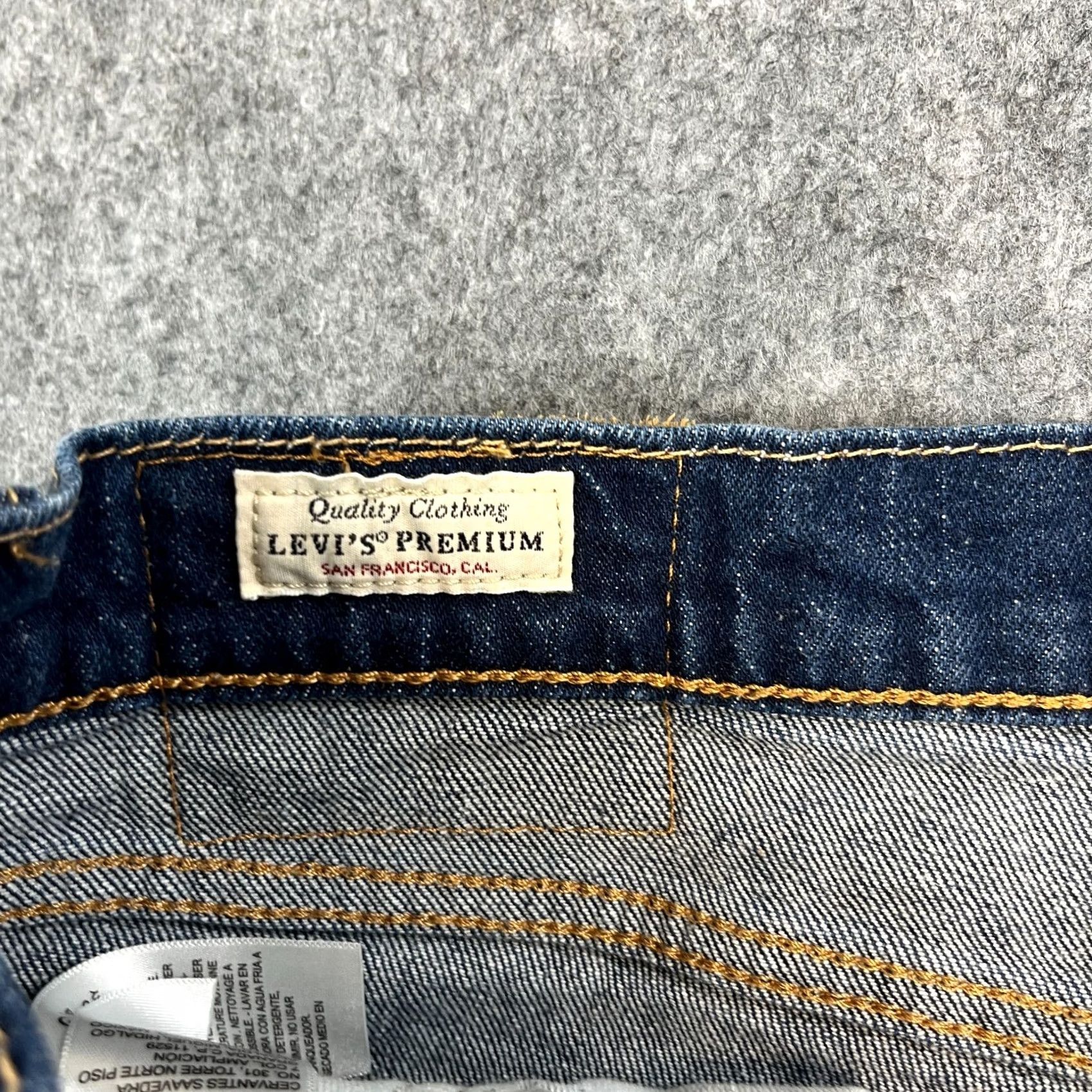 Levi's Levi's Mens Jeans Regular Straight 30 32 Blue Indigo Denim 5-Pocket Design Zip Tabs Vintage No Mens Jeans Regular 30 in Inside Leg 32 in Middle Wash Size US 30 / EU 46 - 7 Thumbnail