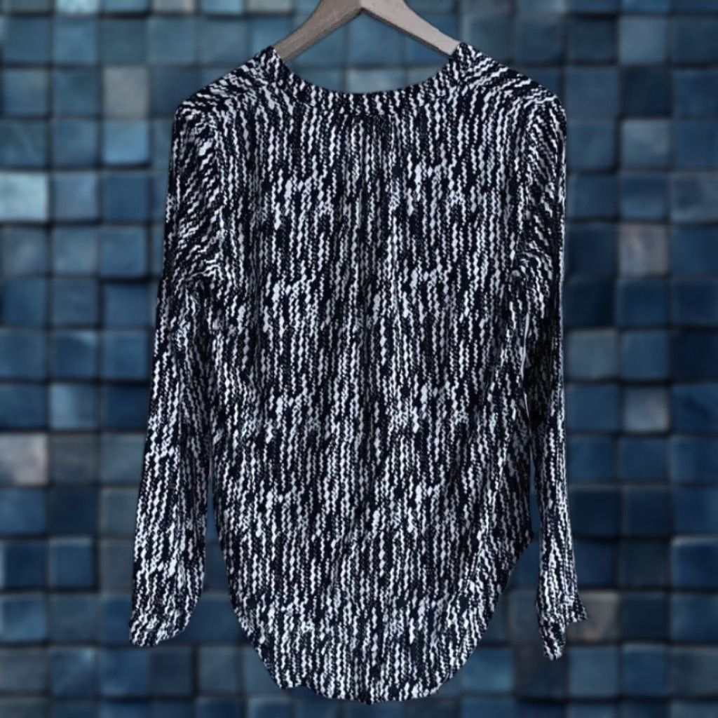 Velvet Velvet by Graham & Spencer Blouse Women’s Small V-Neck Long Sleeve Pullover Black & White Casual, Business Women’s Classic Fit Regular Size S Size S / US 4 / IT 40 - 1 Thumbnail