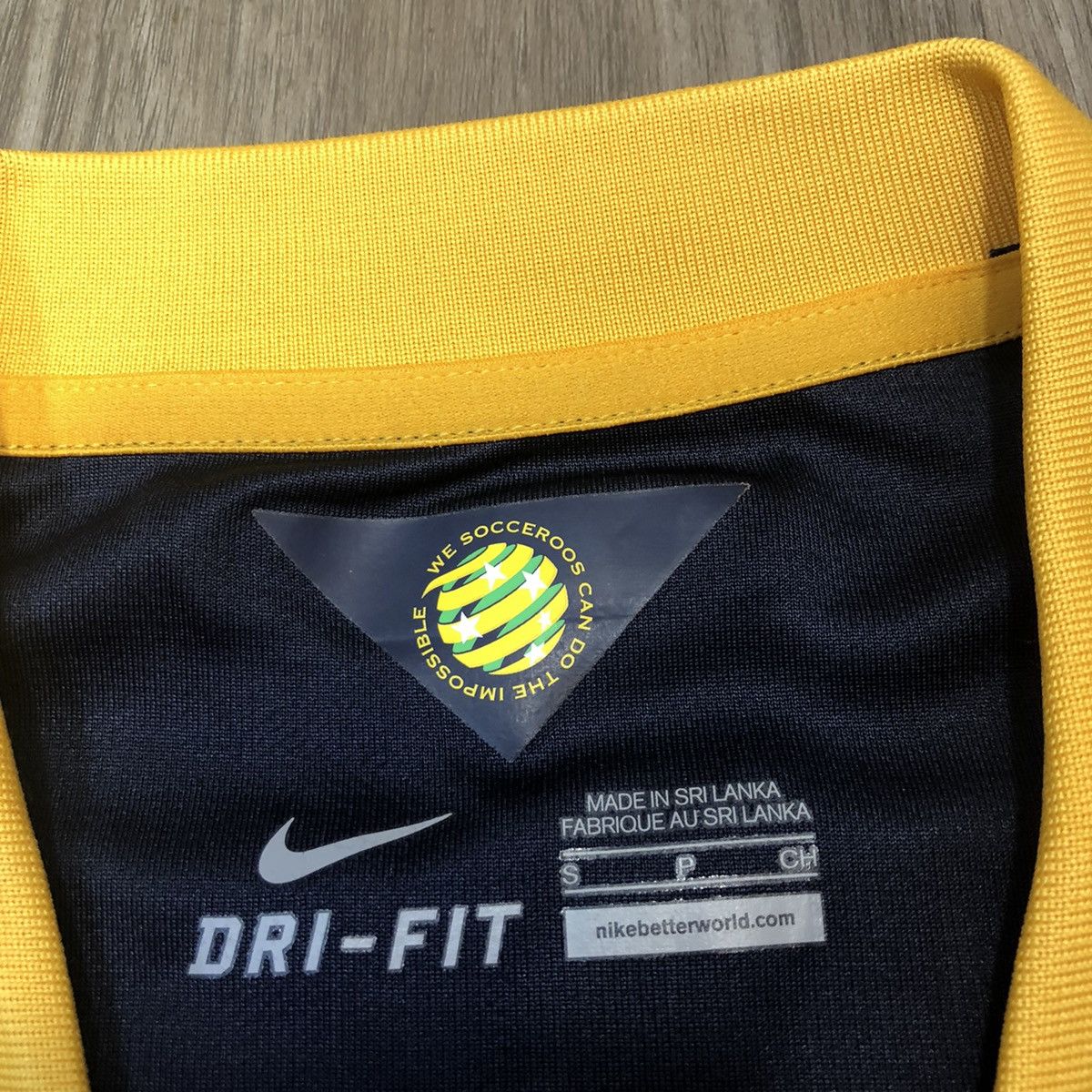 Nike Australia 14/15 away shirt #4 Cahill (bnwt) Size US S / EU 44-46 / 1 - 7 Thumbnail