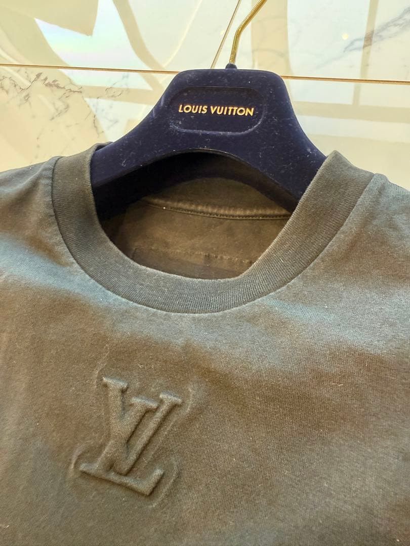 Louis Vuitton Louis Vuitton Embossed LV T-Shirt Size US M / EU 48-50 / 2 - 10 Thumbnail