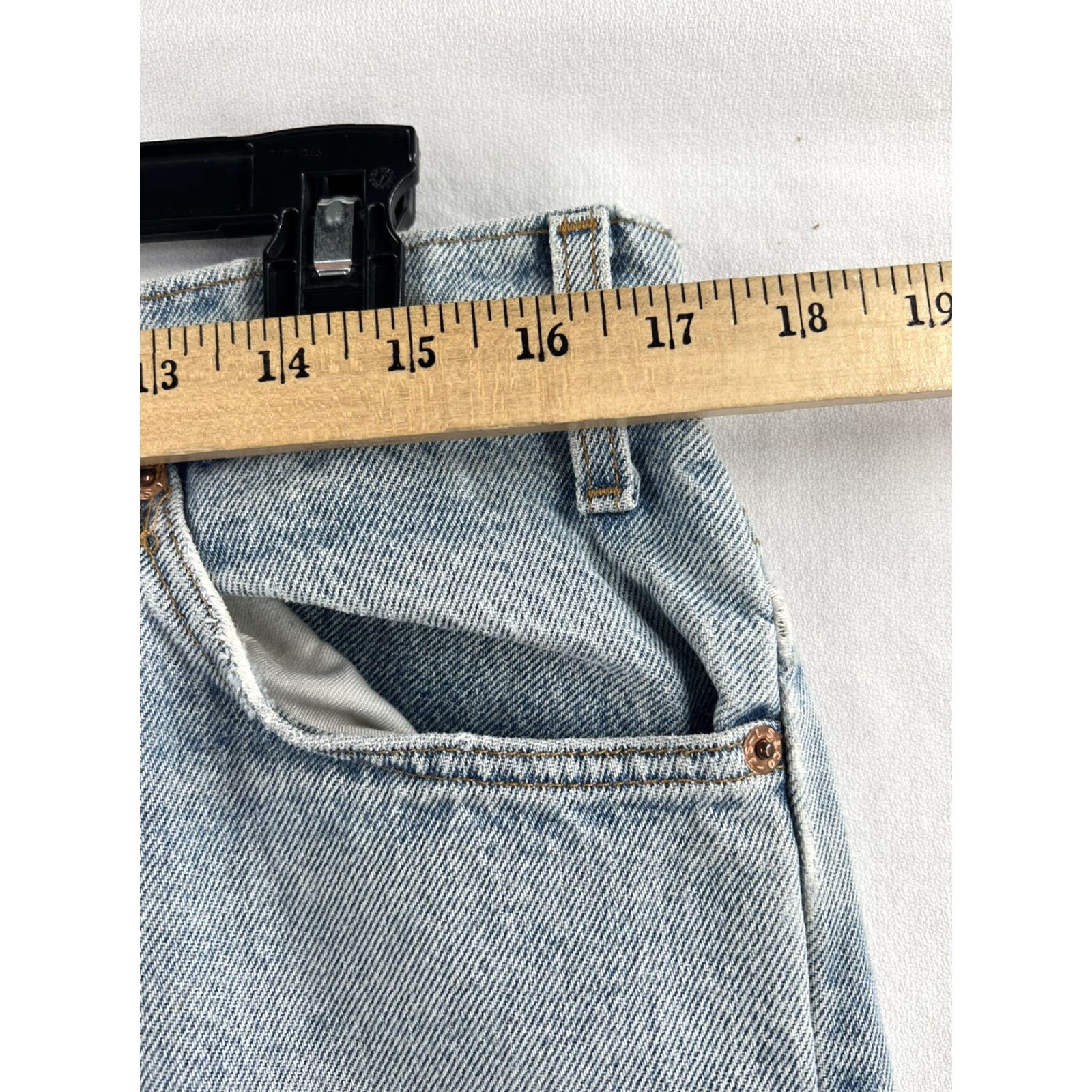 Levi's VINTAGE Levi's 550 Jeans Mens 34x30 Relaxed Mid Blue Denim, Relaxed Fit, Regular, 34 Inseam, Light Wash Blue, Levi's, Jeans, Men Size US 34 / EU 50 - 3 Thumbnail