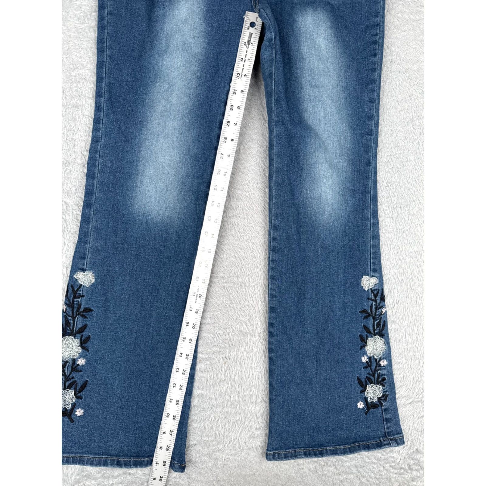 Vintage Vintage Unbranded Women's Jeans Flared 30x29 High Rise Denim Embroidered Floral Cotton Blend Blue Size 30" / US 8 / IT 44 - 7 Thumbnail