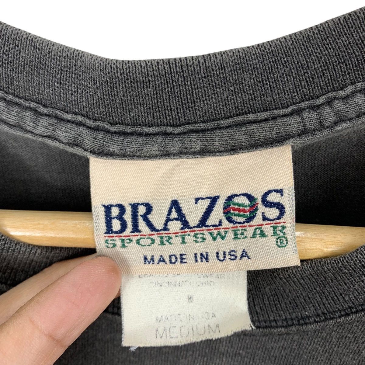 WINNIE Vintage WINNIE THE POOH Hunny Brazos Sportswear Usa Tshirt Size US M / EU 48-50 / 2 - 4 Thumbnail