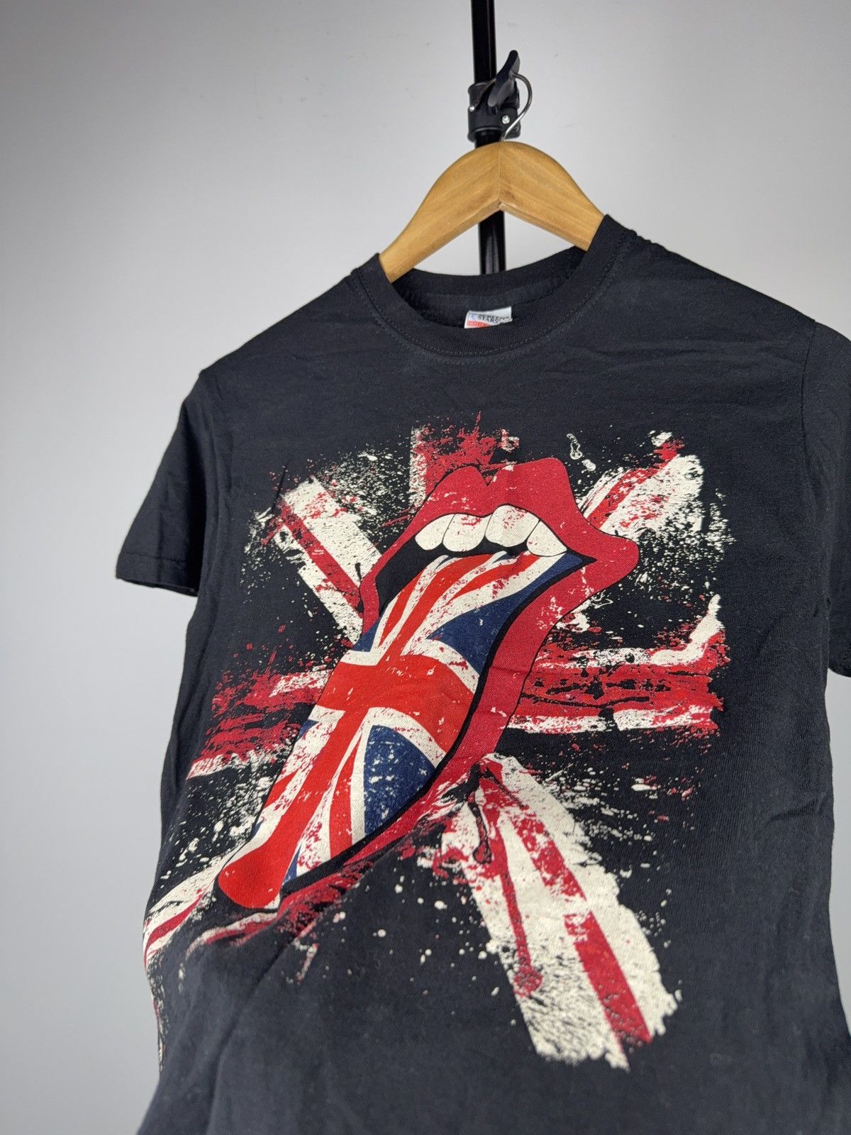 The Rolling Stones 00s Rolling Stones UK Logo Flag Tongue Graphic Tee Size S Size S / US 4 / IT 40 - 3 Thumbnail