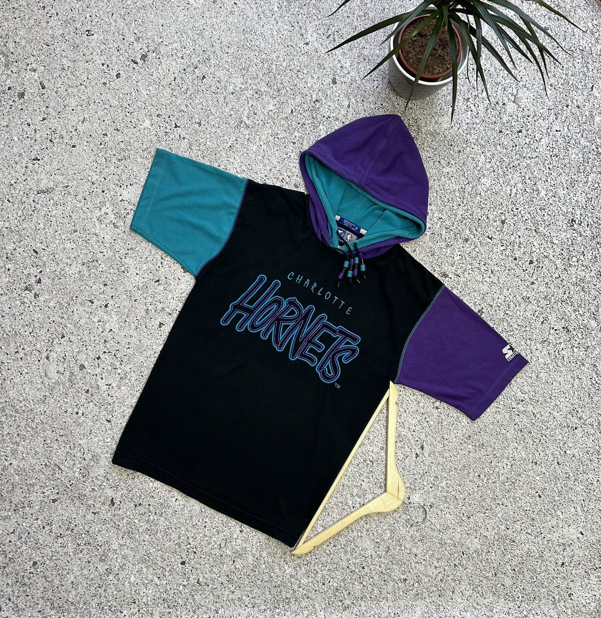 NBA × Starter Vintage 90’s Charlotte Hornets NBA Crazy American T-Shirt Size US M / EU 48-50 / 2 - 1 Thumbnail